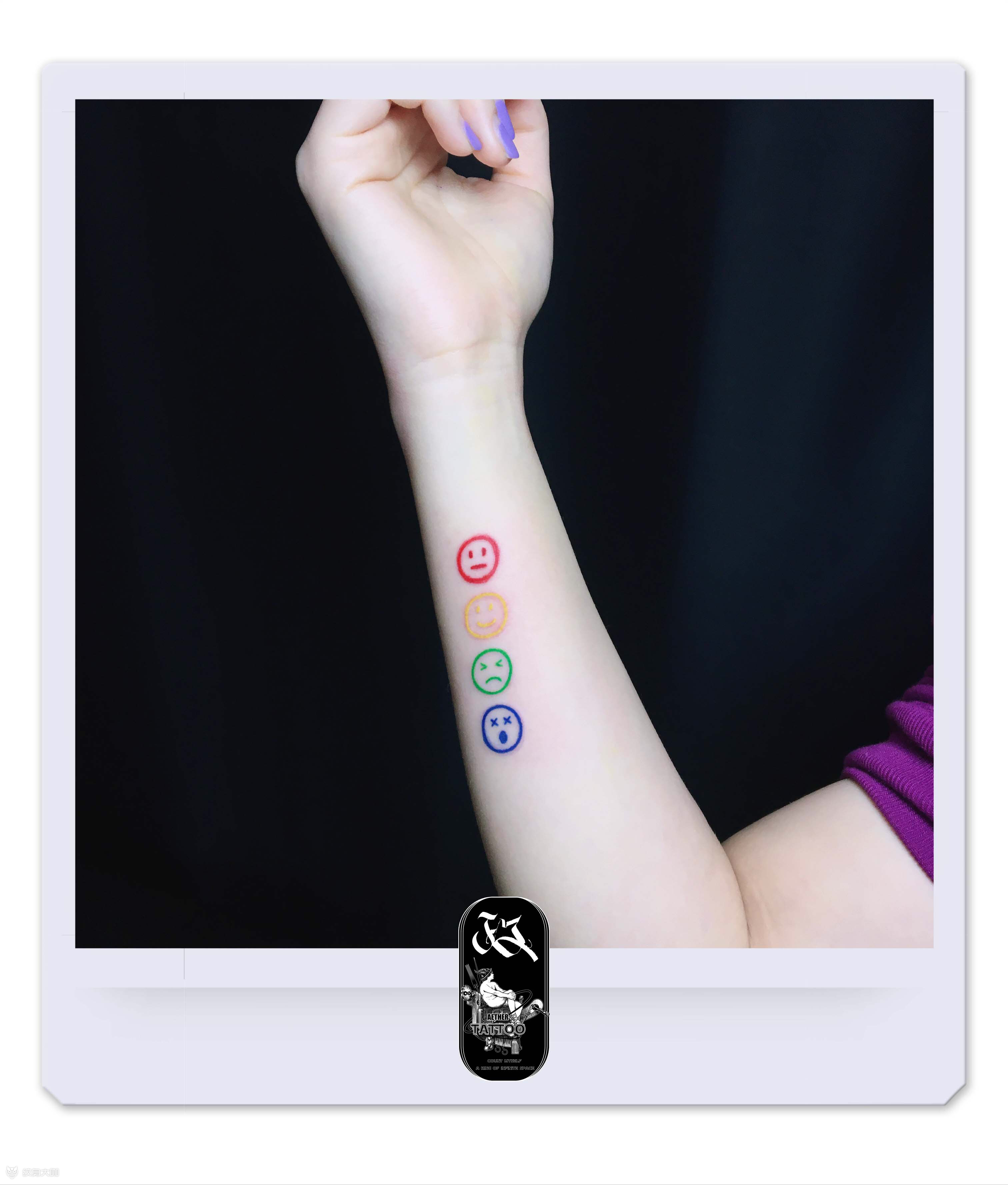 泫雅笑脸纹身