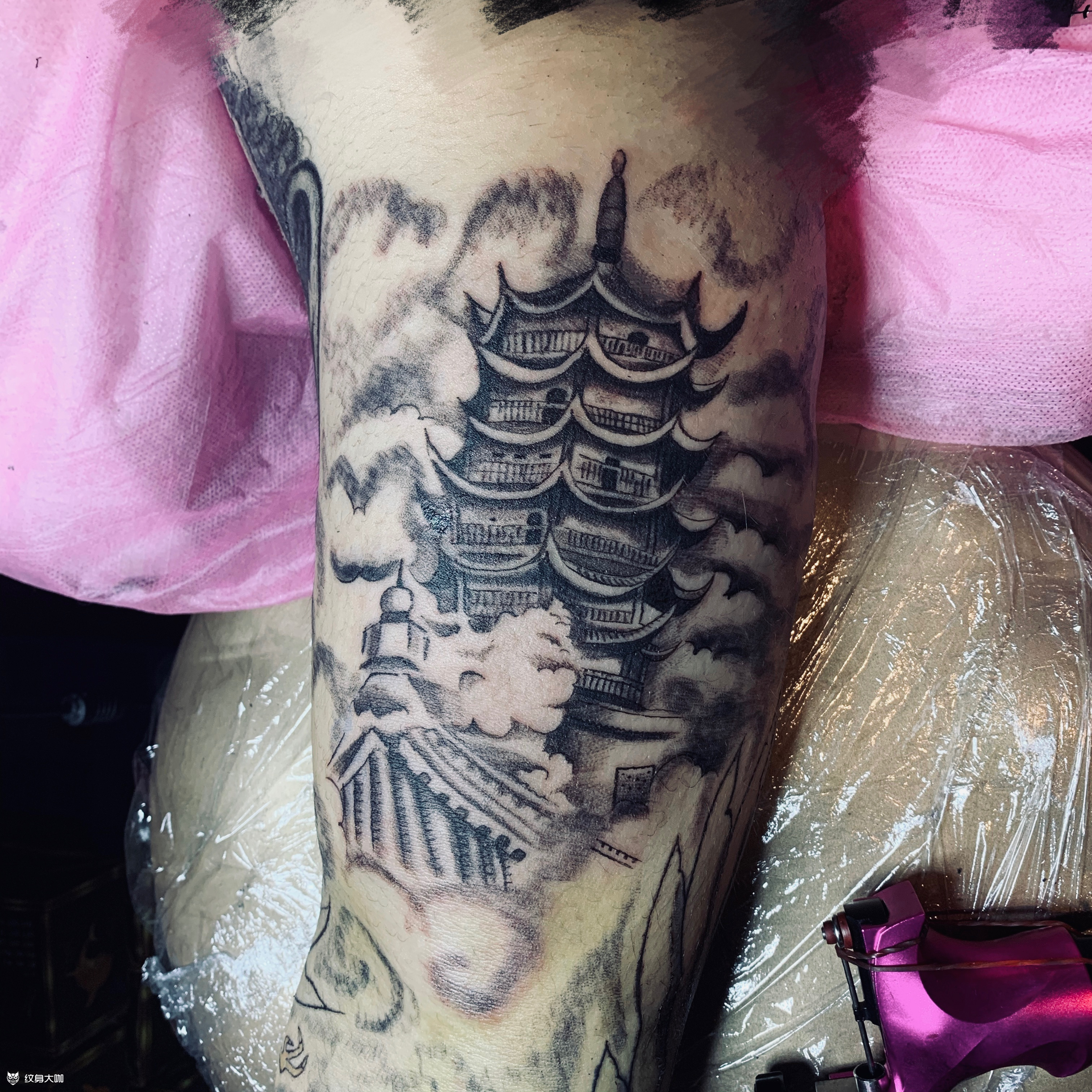 传统大臂内侧玲珑塔_纹身图案手稿图片_刘沐阳的纹身作品集