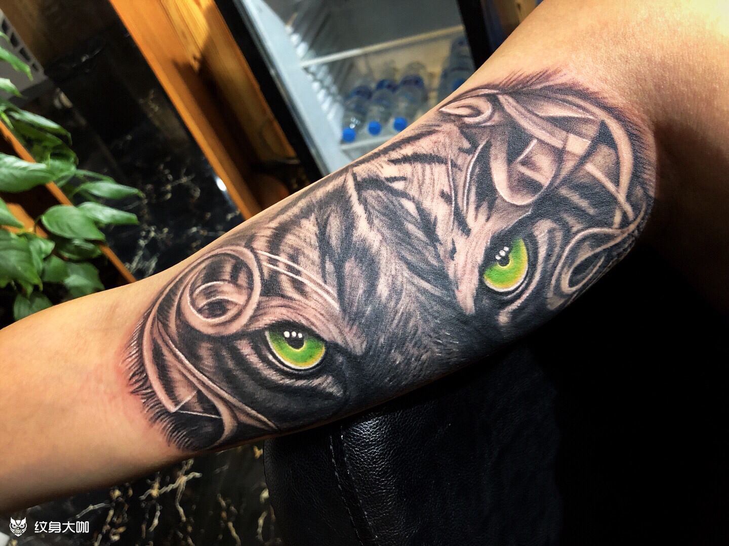 大臂老虎纹身