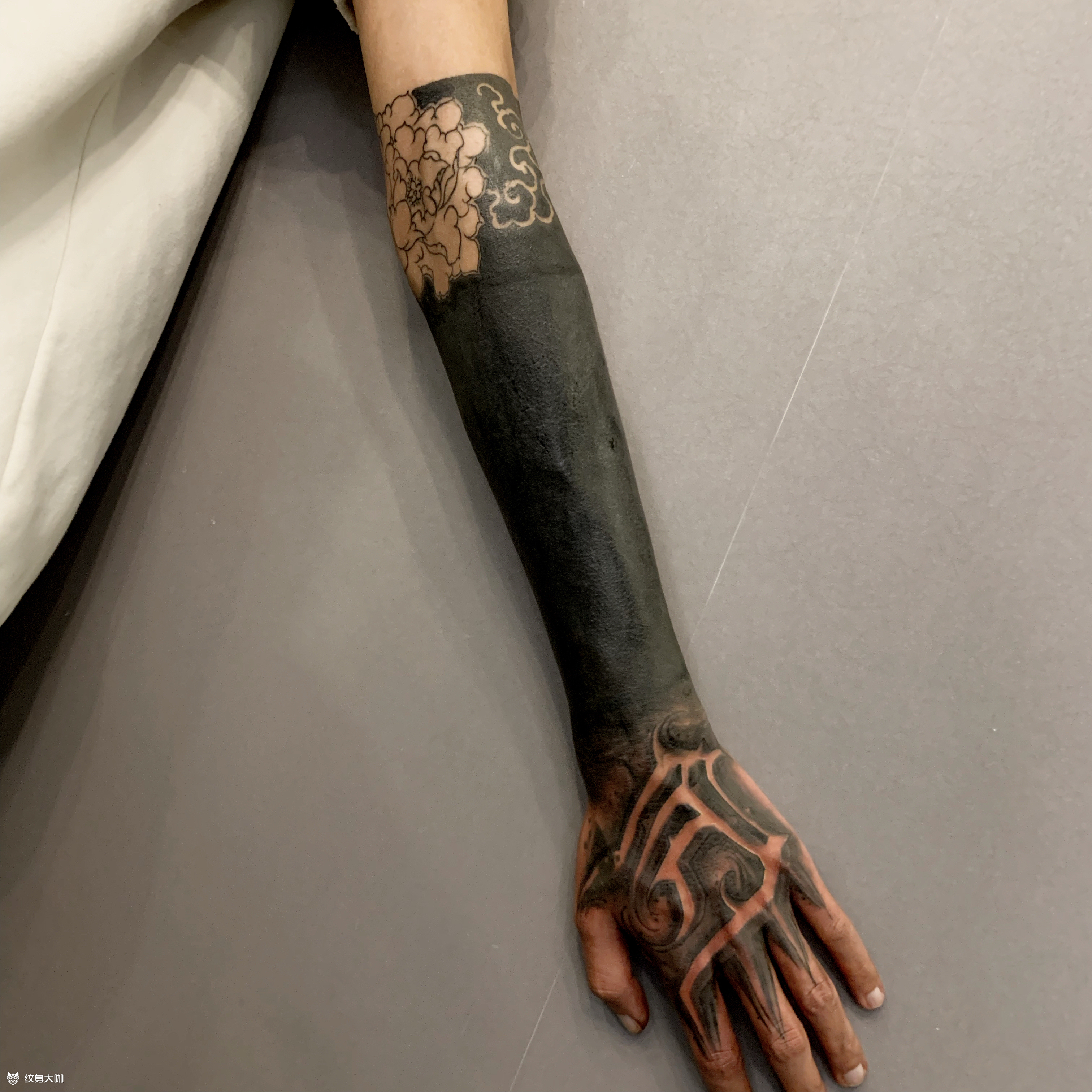 黑臂77镂空77手背