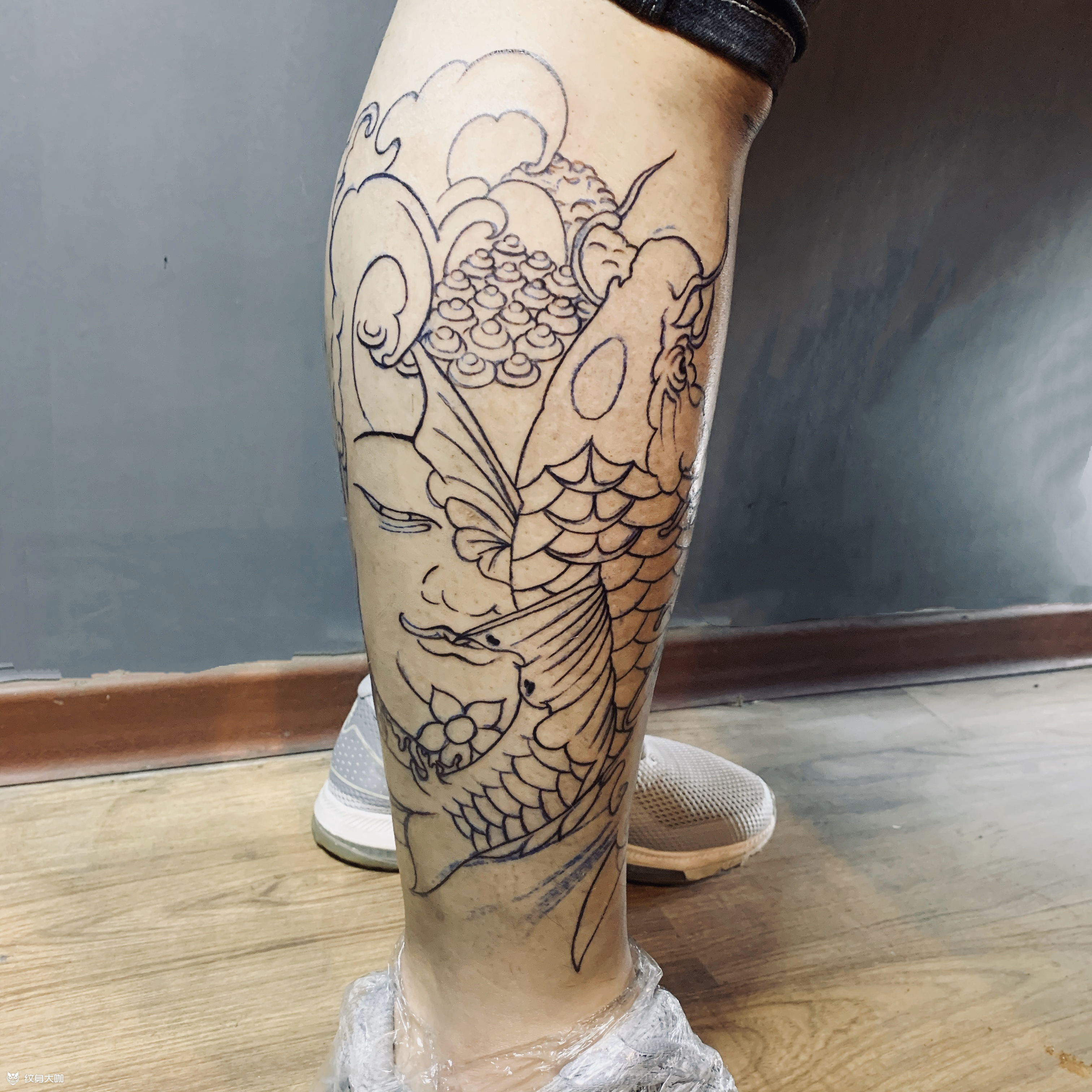 鲤鱼如来包小腿割线_纹身图案手稿图片_刘沐阳的纹身作品集