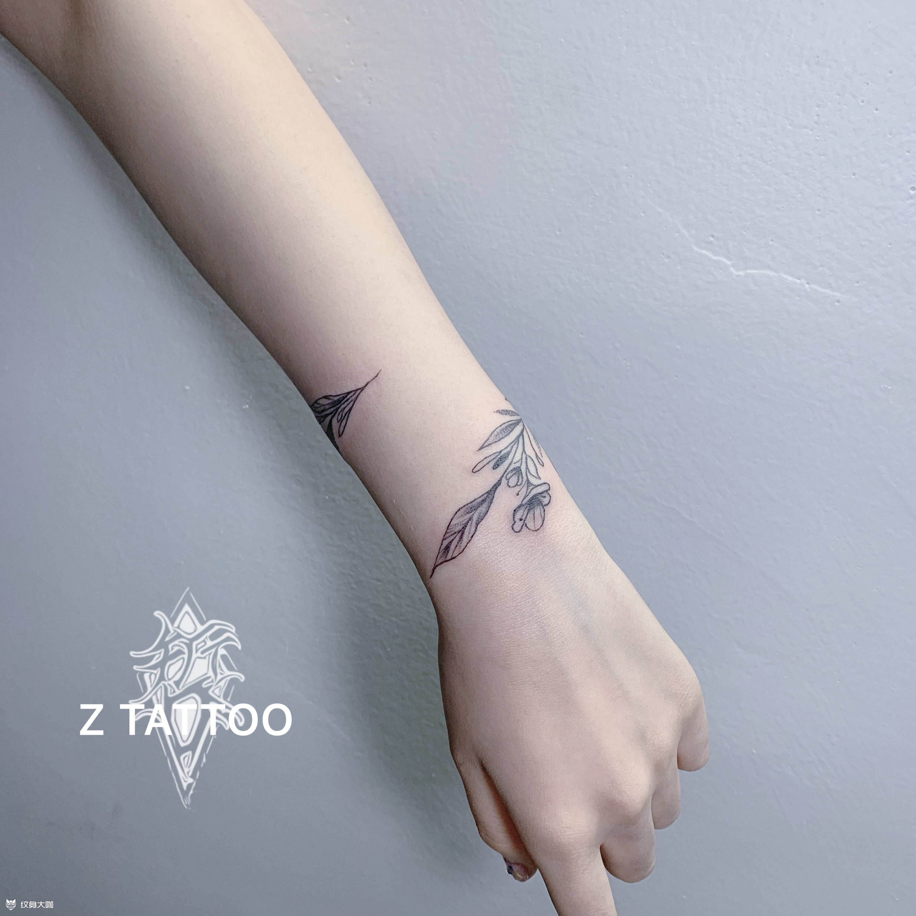 手腕花纹身