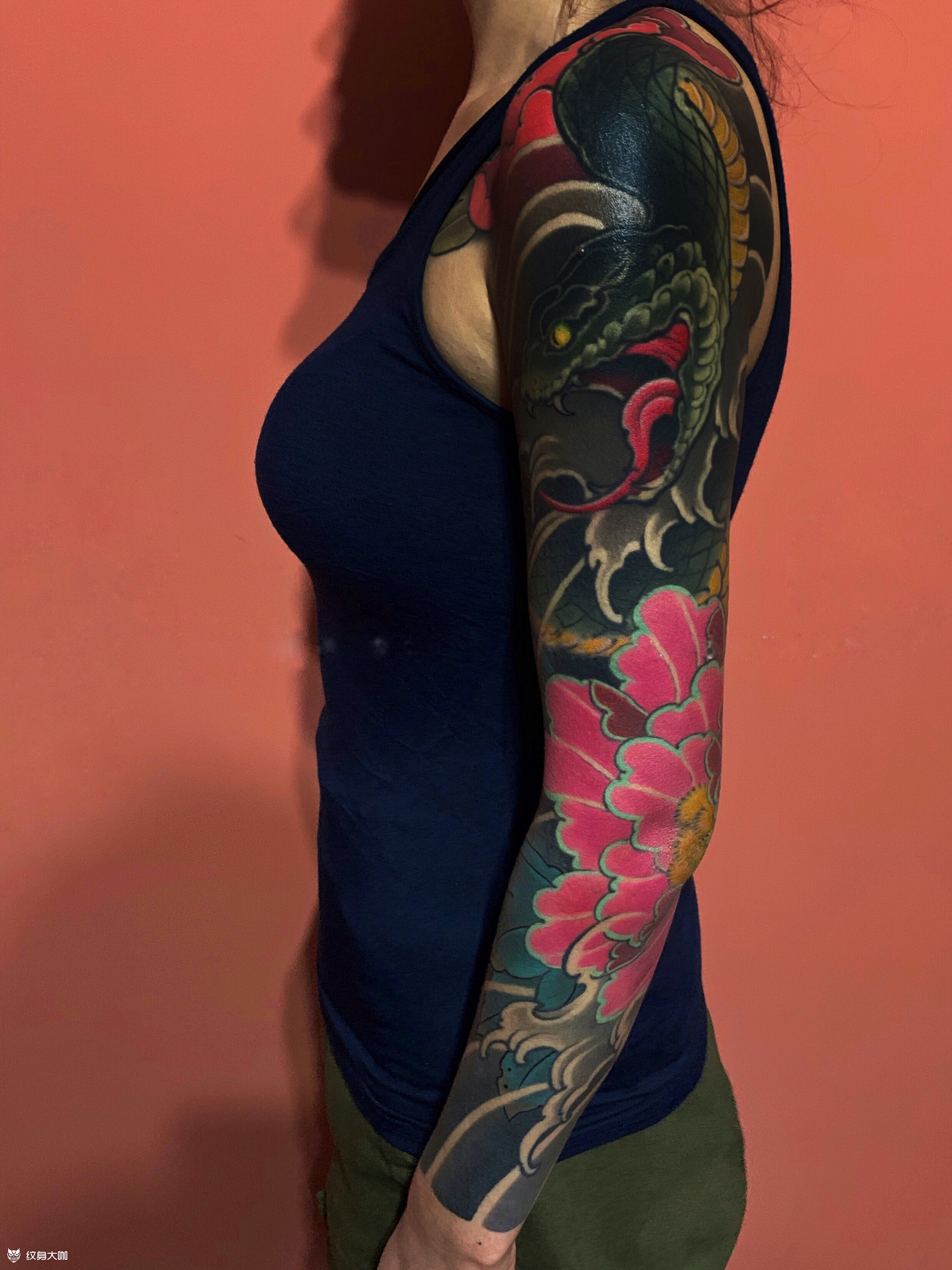 蛇盘牡丹纹身花臂图片