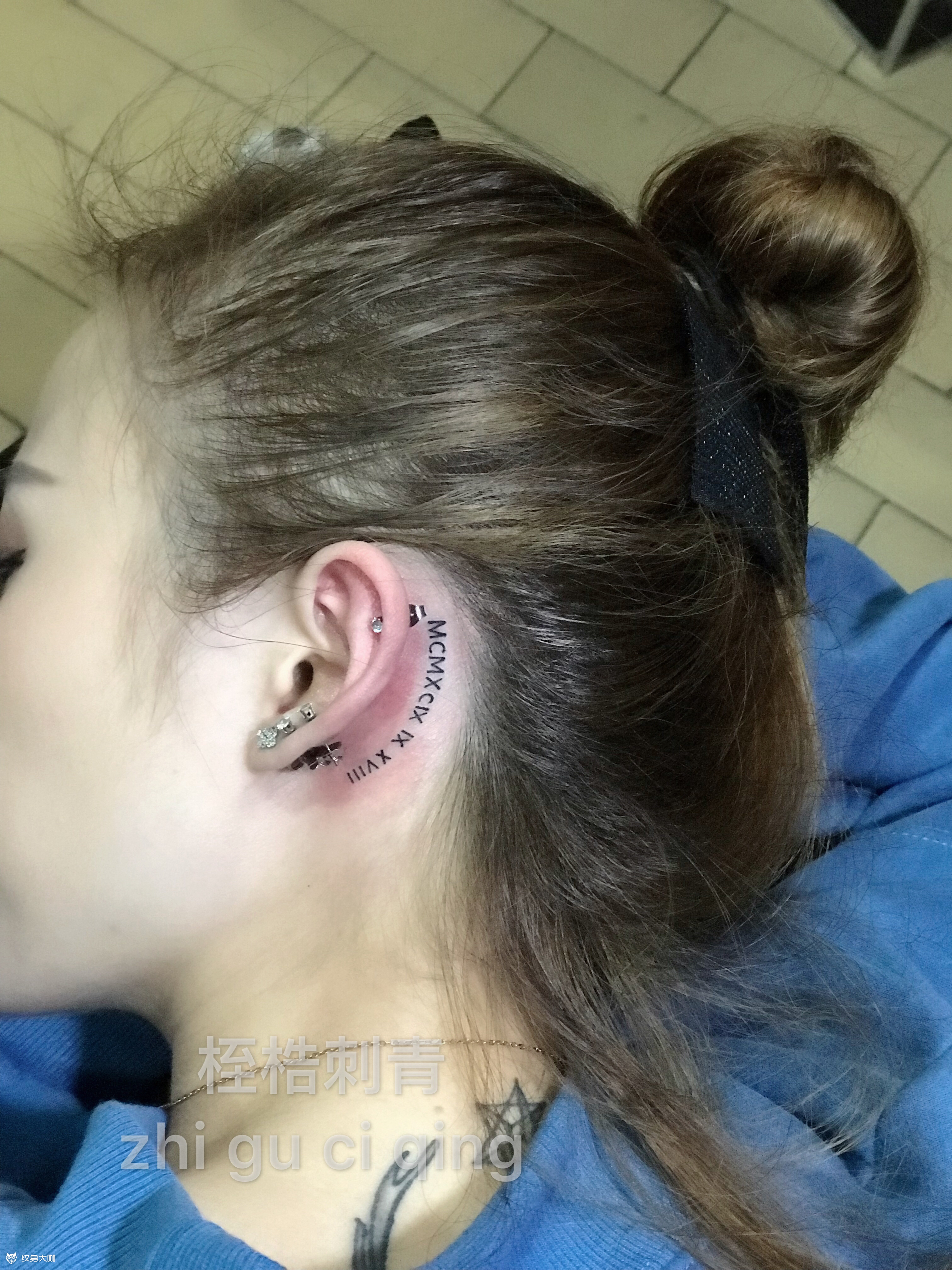 耳后罗马数字纹身