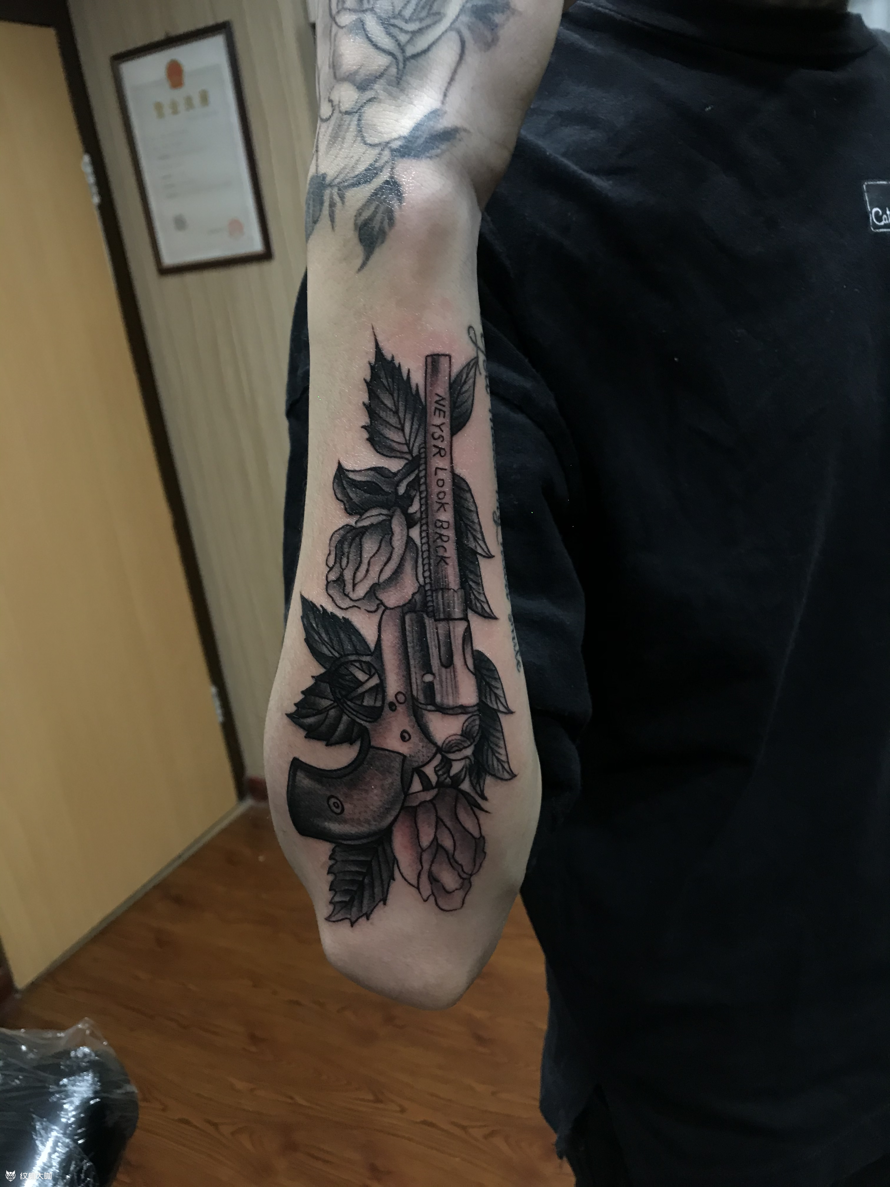 枪纹身