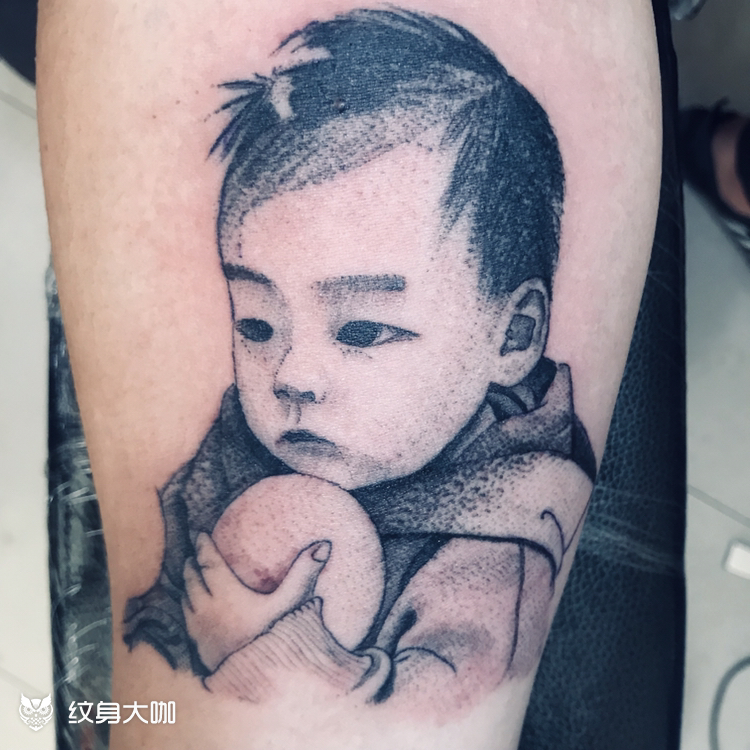 纹身男抱孩子的照片图片
