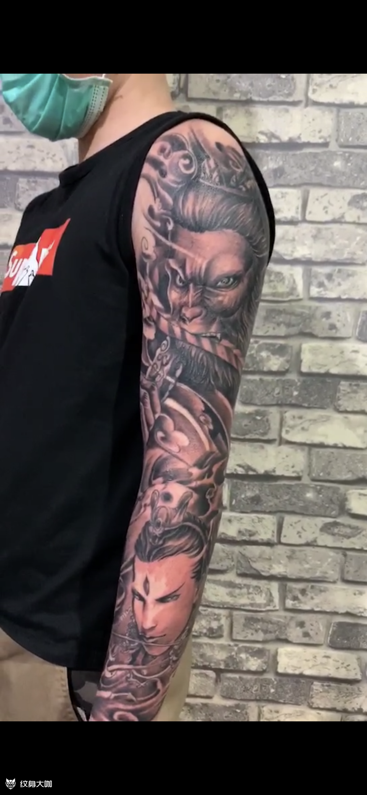 作品简介:花臂,客人准备花臂很久,终于有勇气迈出第一步