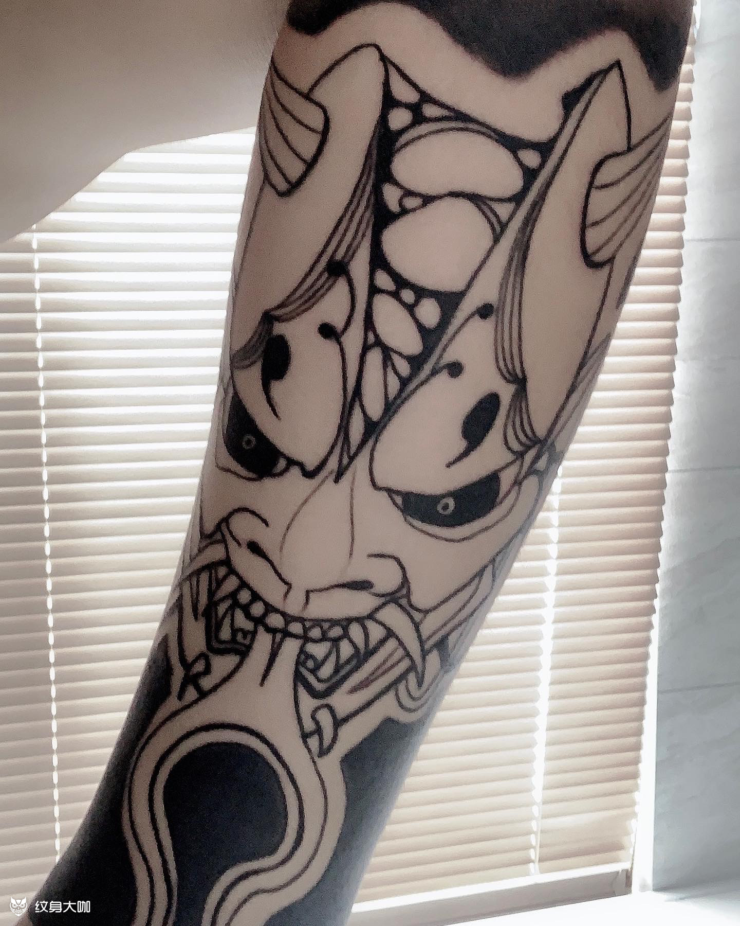 这种黑臂的镂空图案是涂点颜色好_纹身吧社区 - 纹身大咖