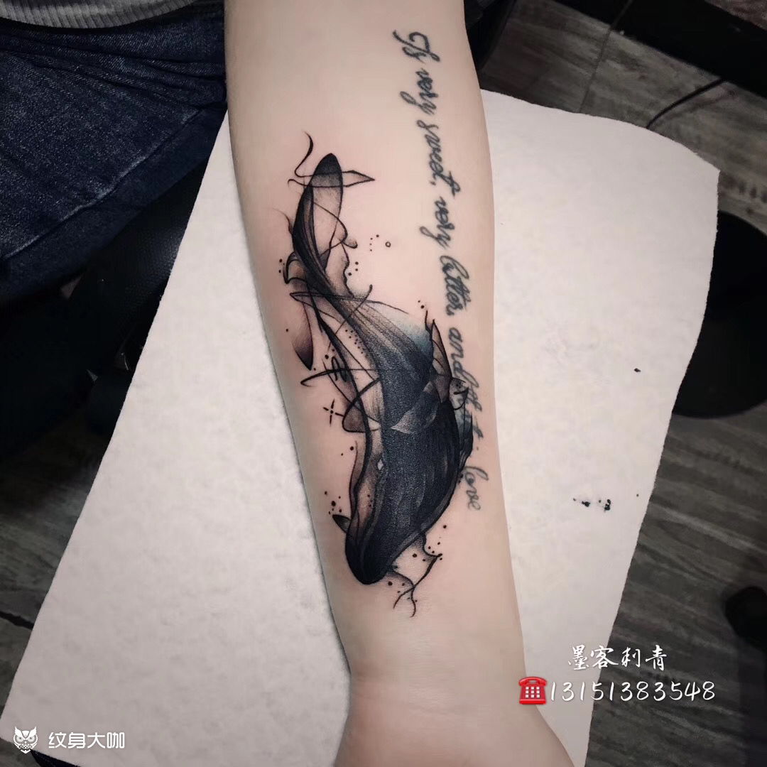 遮盖纹身鲸鱼