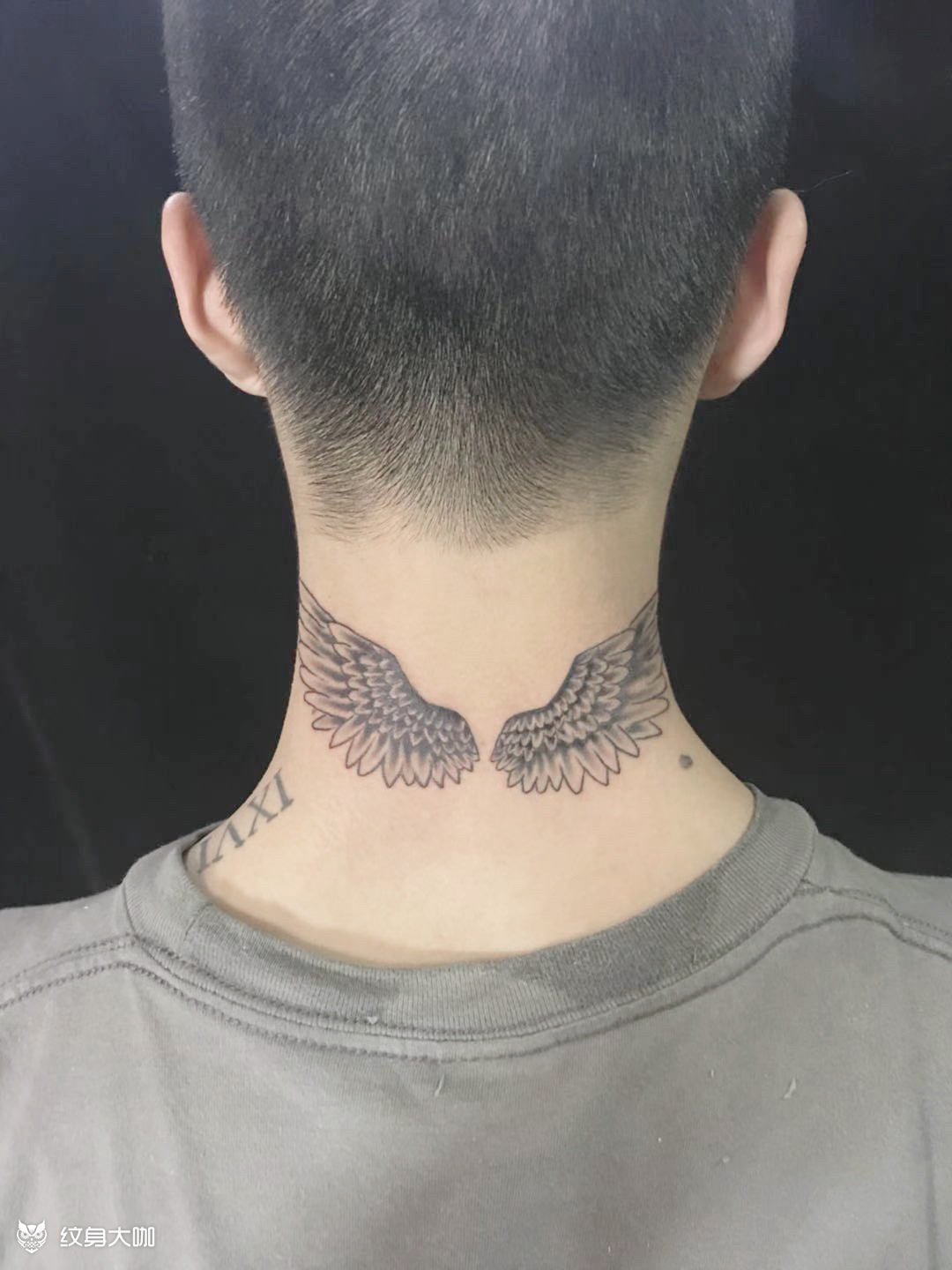 脖子上纹了个翅膀快一年了,本来_纹身吧社区 - 纹身大咖