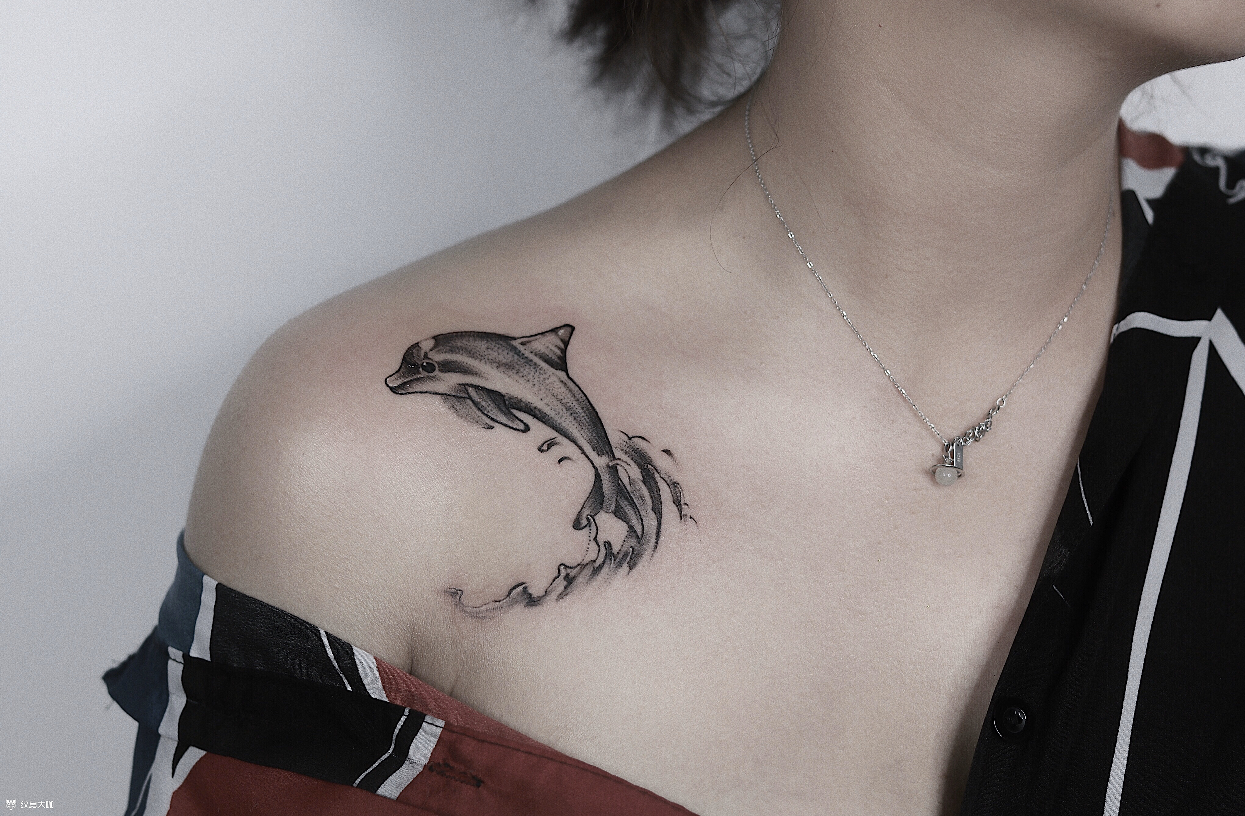 纹身图腾女海豚图片