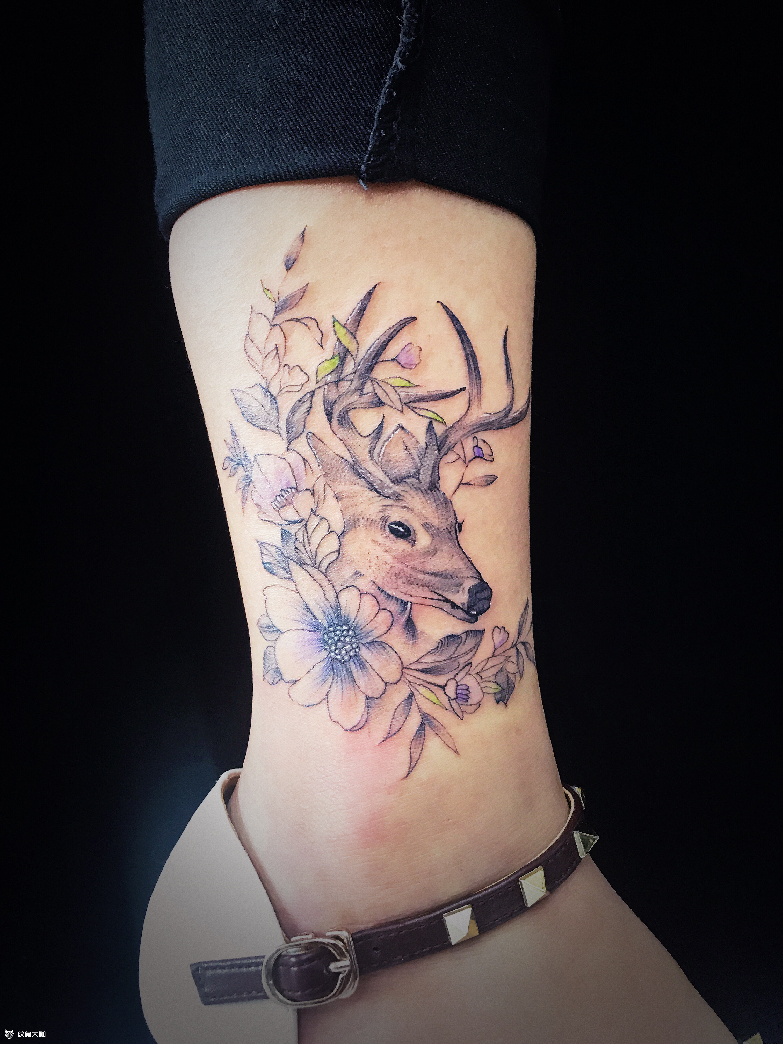 女生纹身纹鹿图片