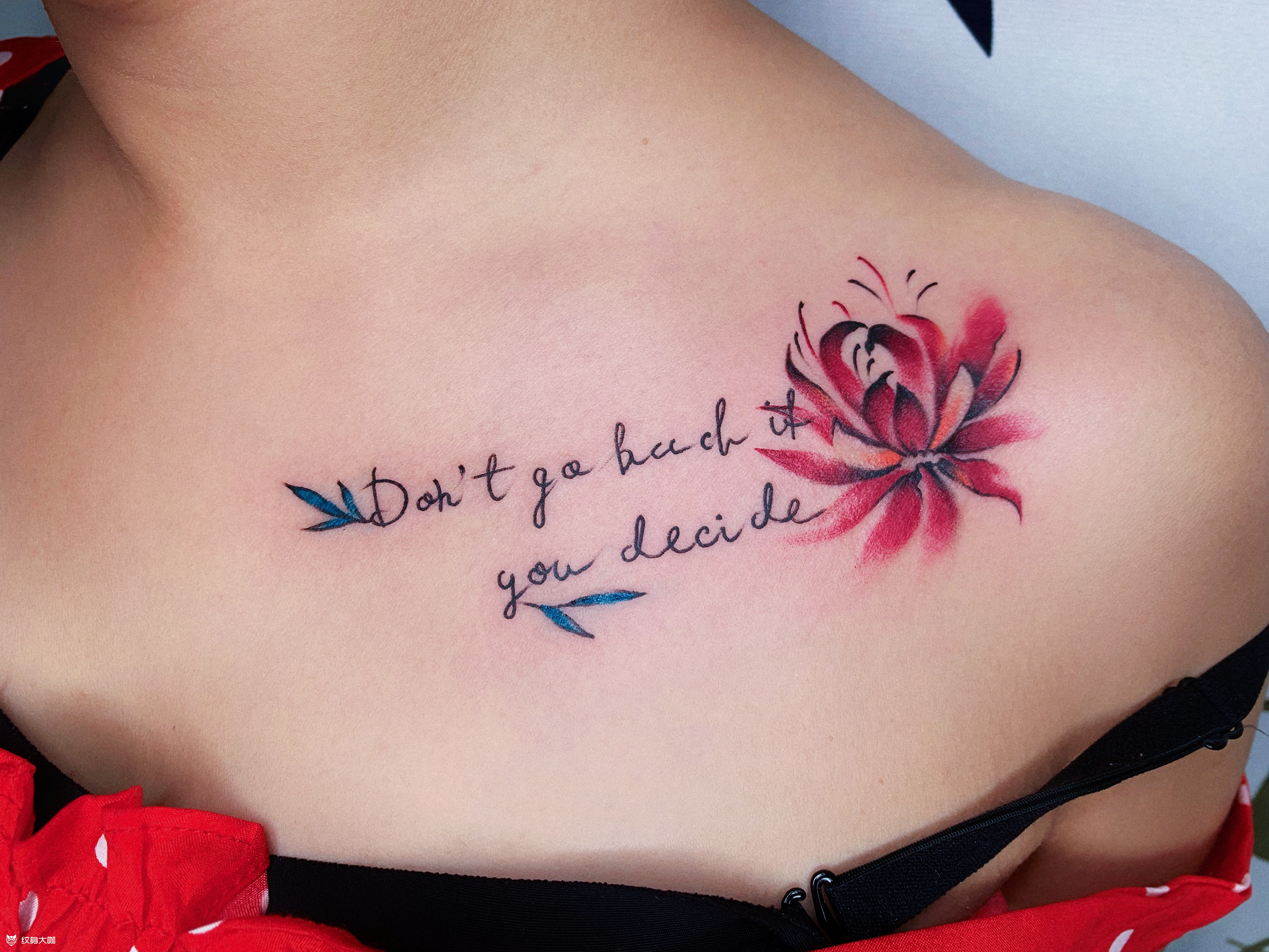 前胸彼岸花纹身