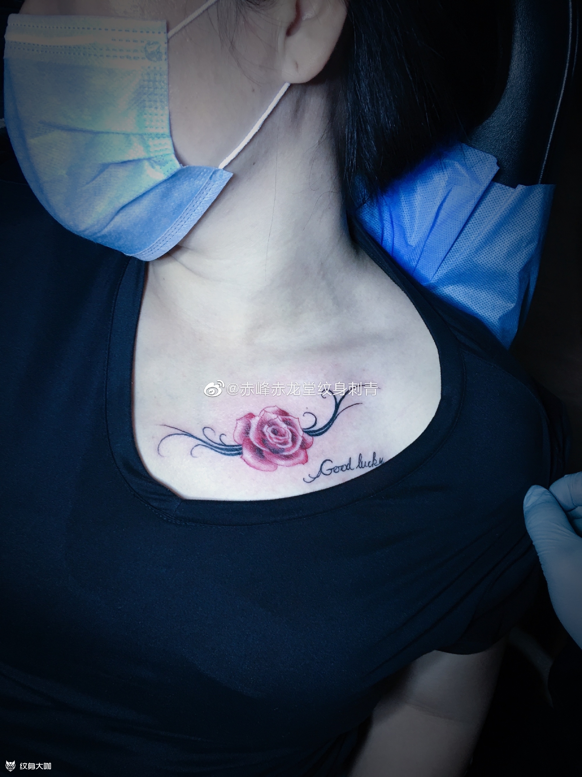 女性胸前纹身玫瑰花图片