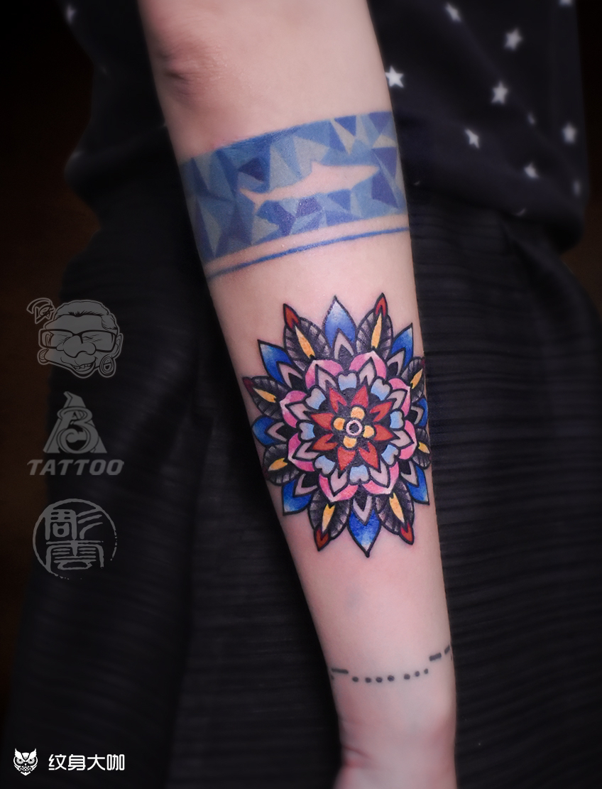 彩色曼陀罗花纹身手臂彩色曼陀_纹身吧社区 - 纹身大咖