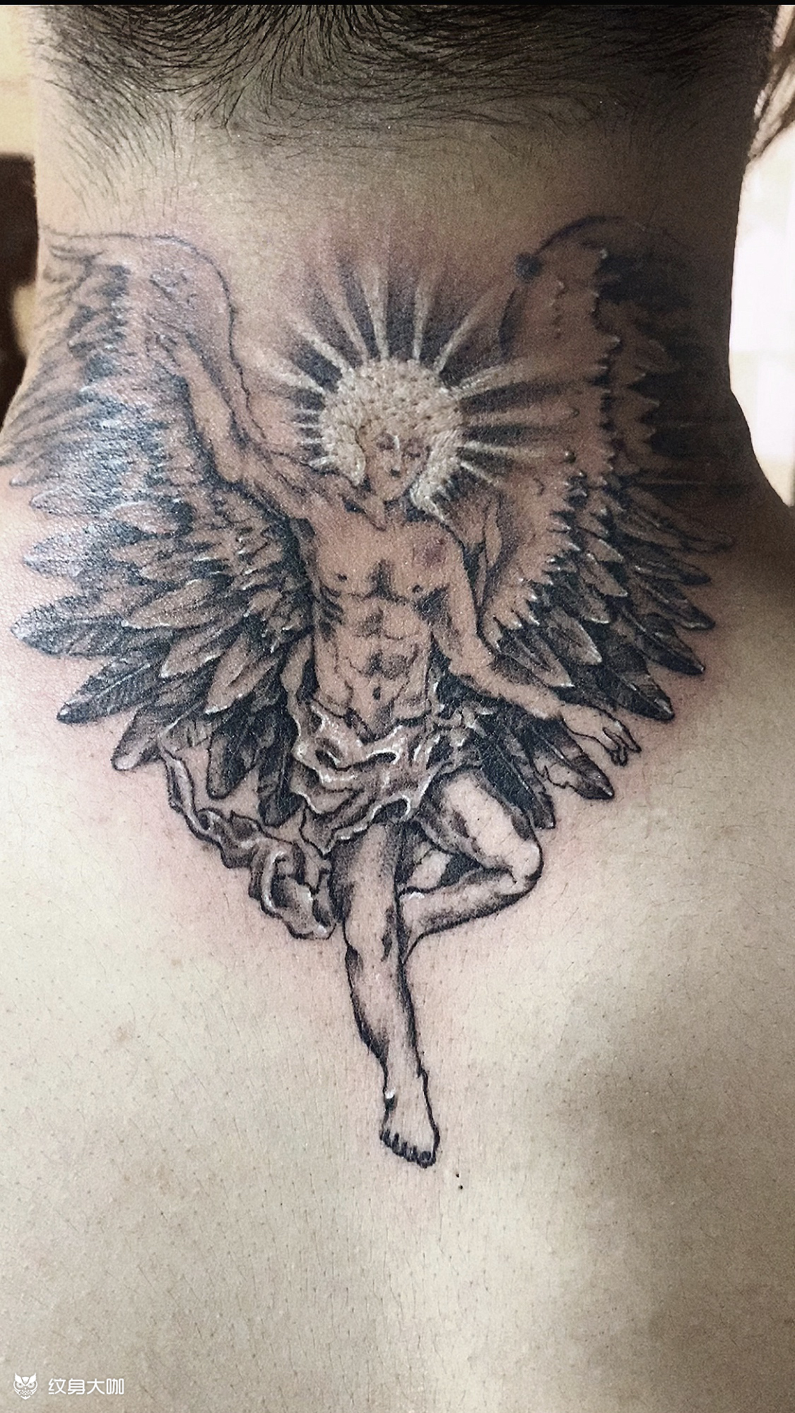 权志龙同款堕天使后颈纹身