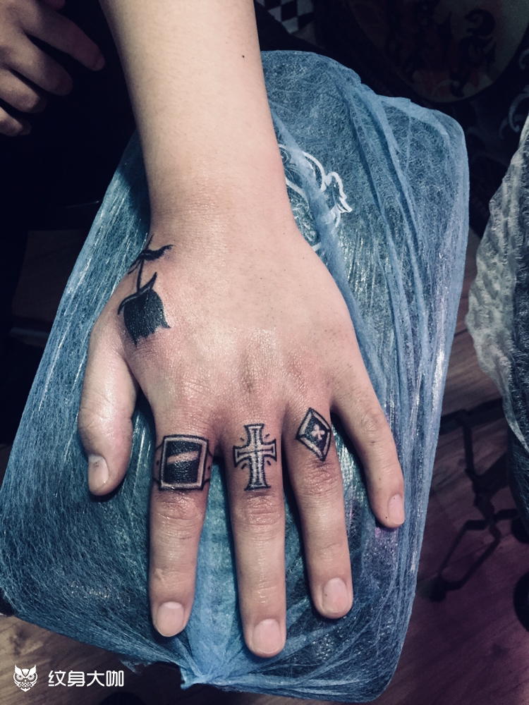 手指_纹身图案手稿图片_鲤狮虎91随缘优惠的纹身作品集