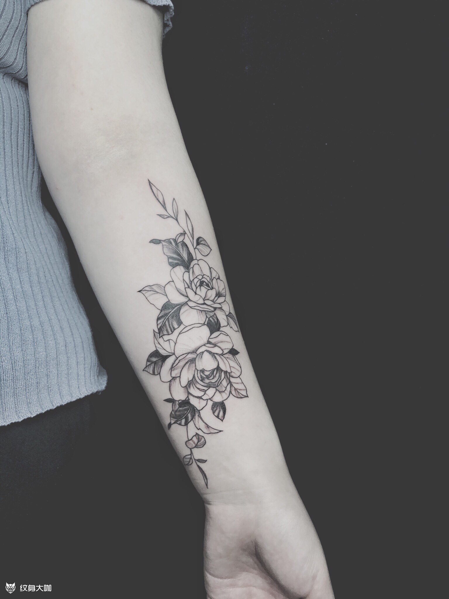 小臂素花纹身