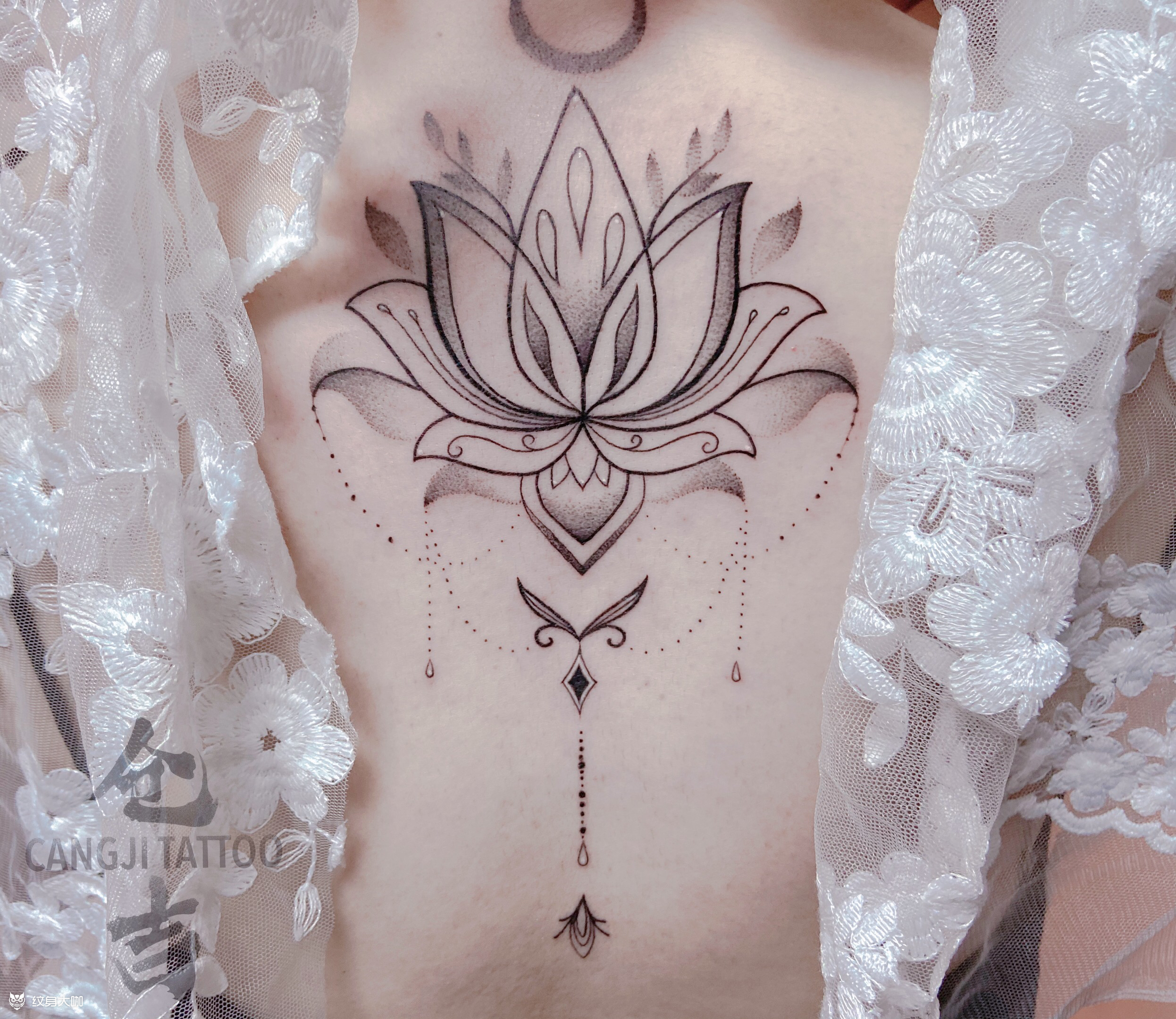 后背荷花纹身_纹身图案手稿图片_西安仓吉-金的纹身作品集