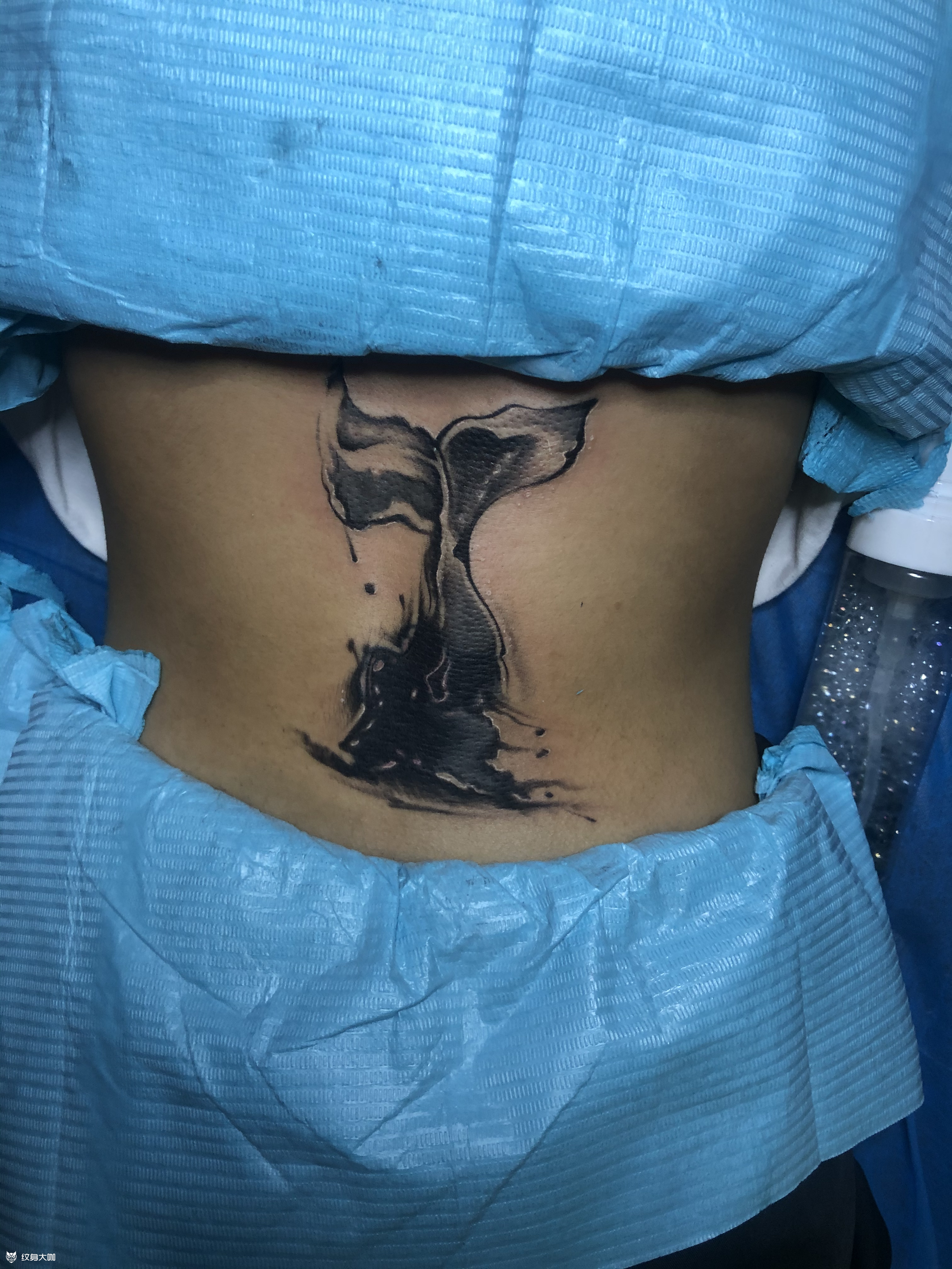 女人尾椎骨纹身图案图片
