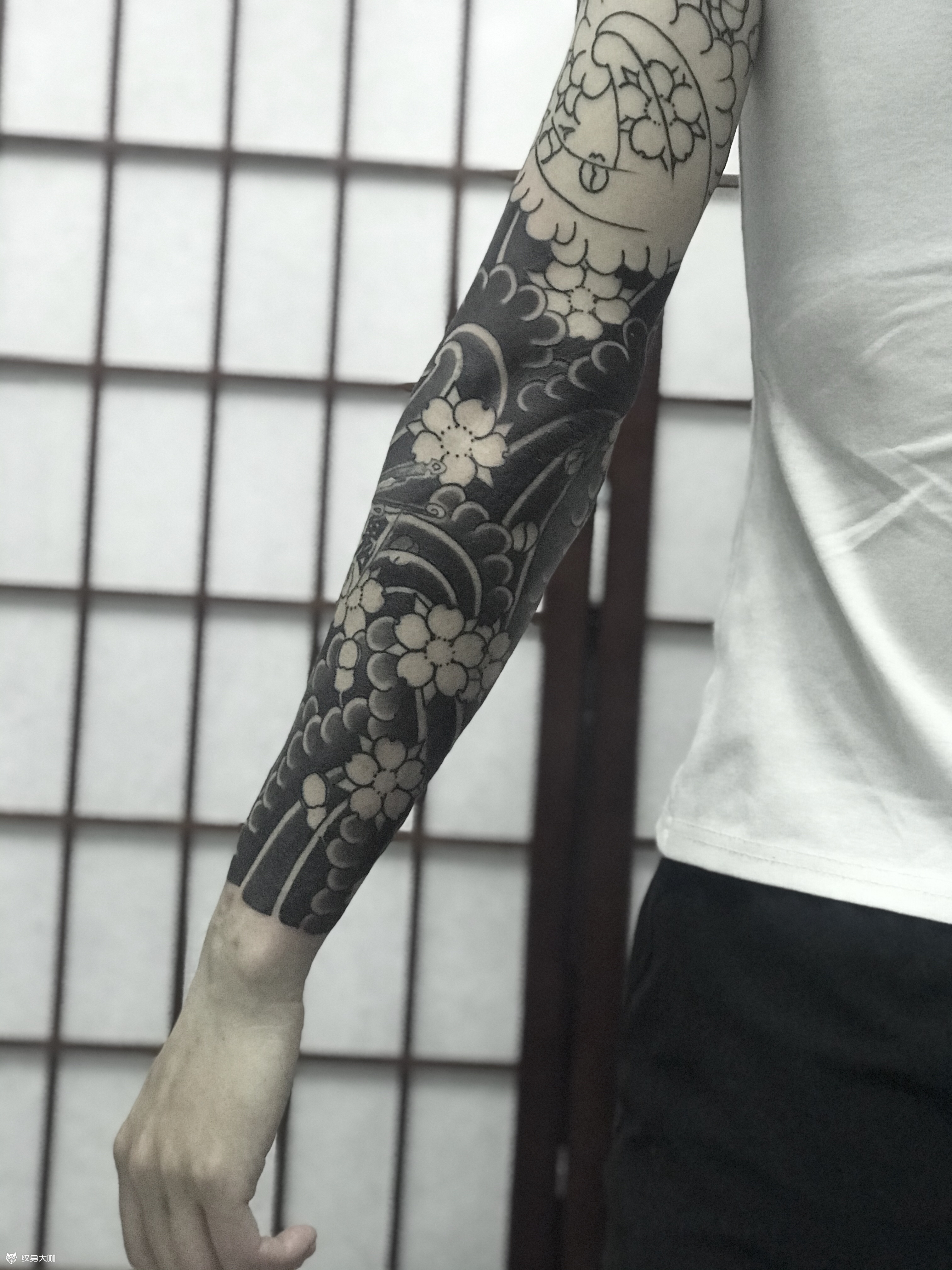 老传统樱花花臂未完_纹身图案手稿图片_胶东巳雕的纹身作品集