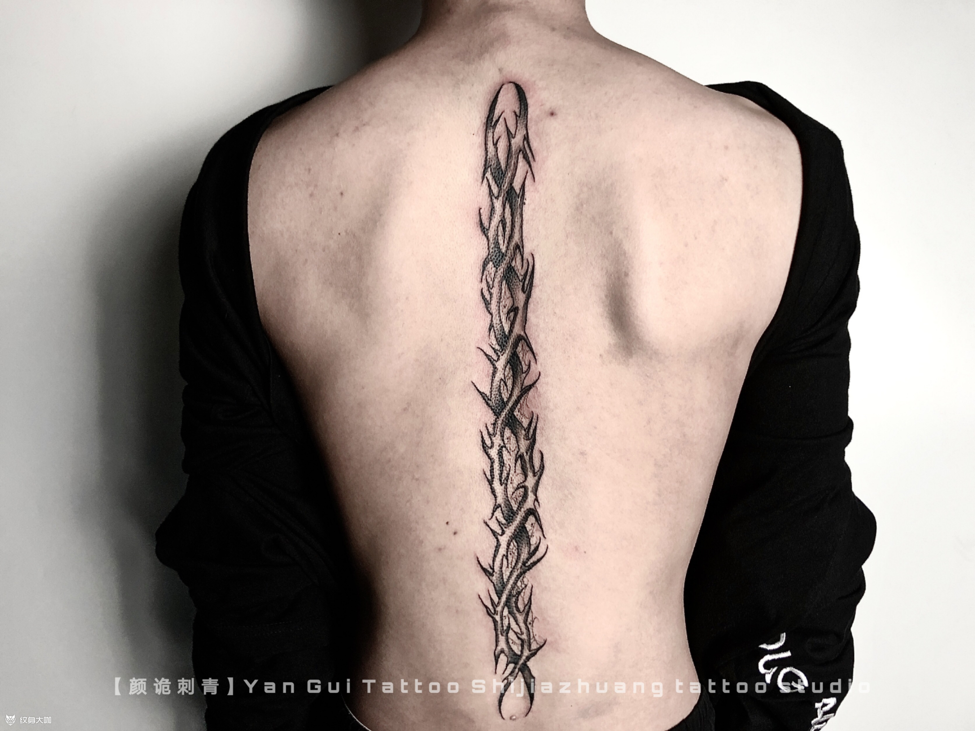 纹身图案男后背脊椎图片