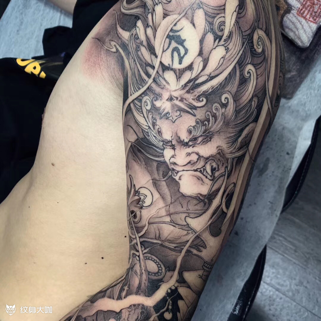 明王花臂黑灰底雾