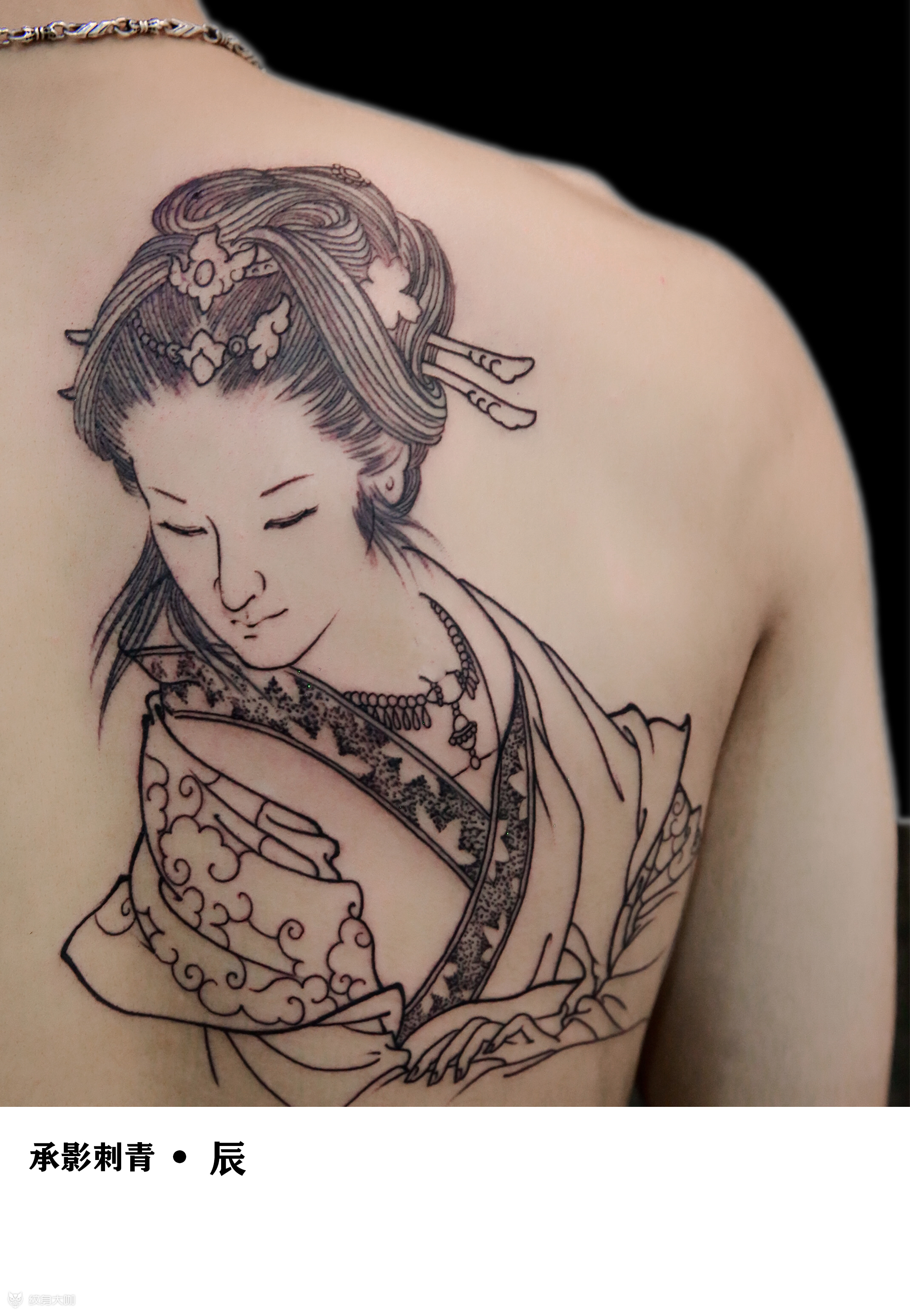 作品简介:工笔花旦 刺青师:辰 用时:3小时 刺青备注:工笔白描 男后背