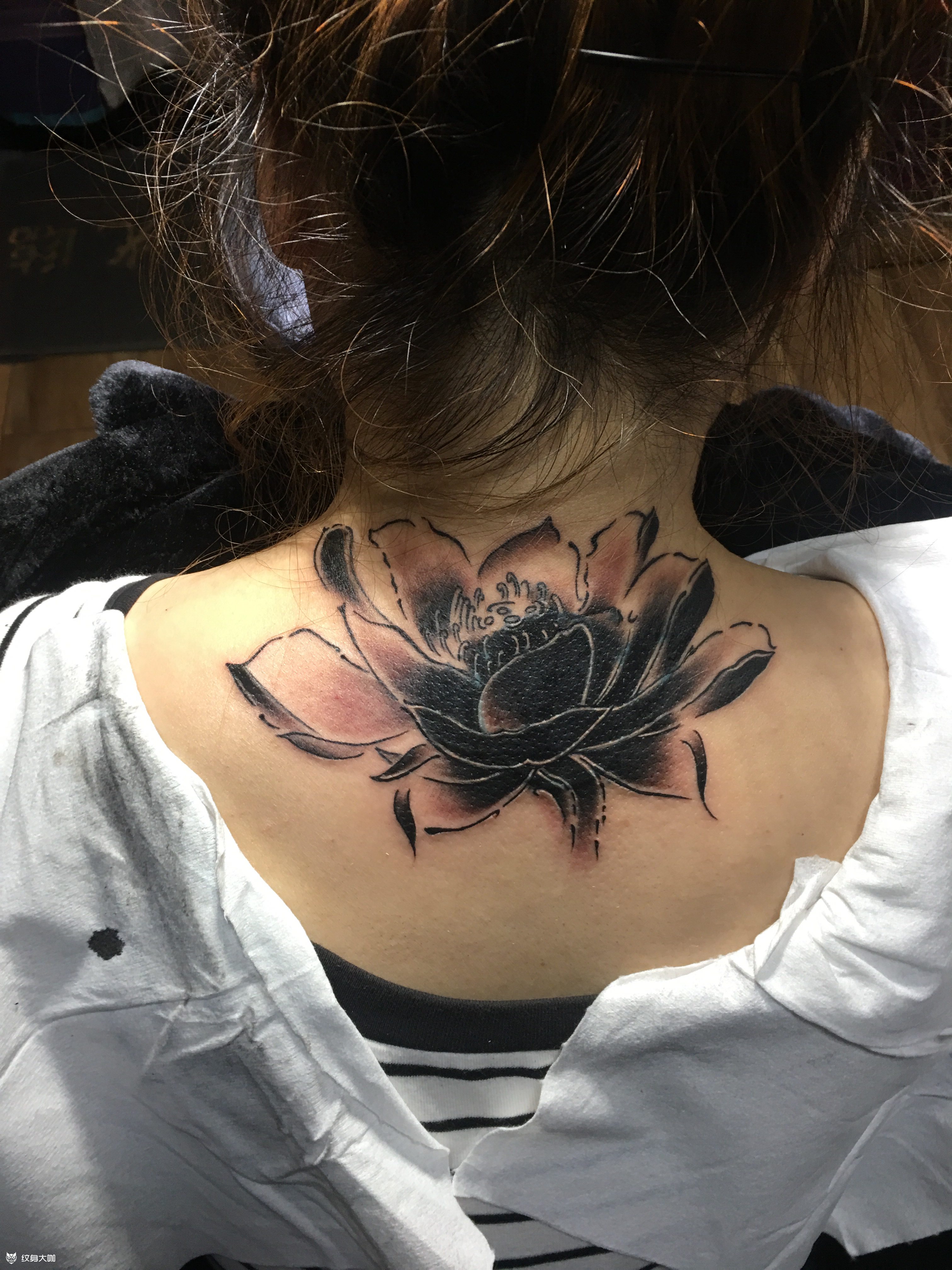 莲花遮盖颈部莲花遮盖作品_纹身吧社区 - 纹身大咖