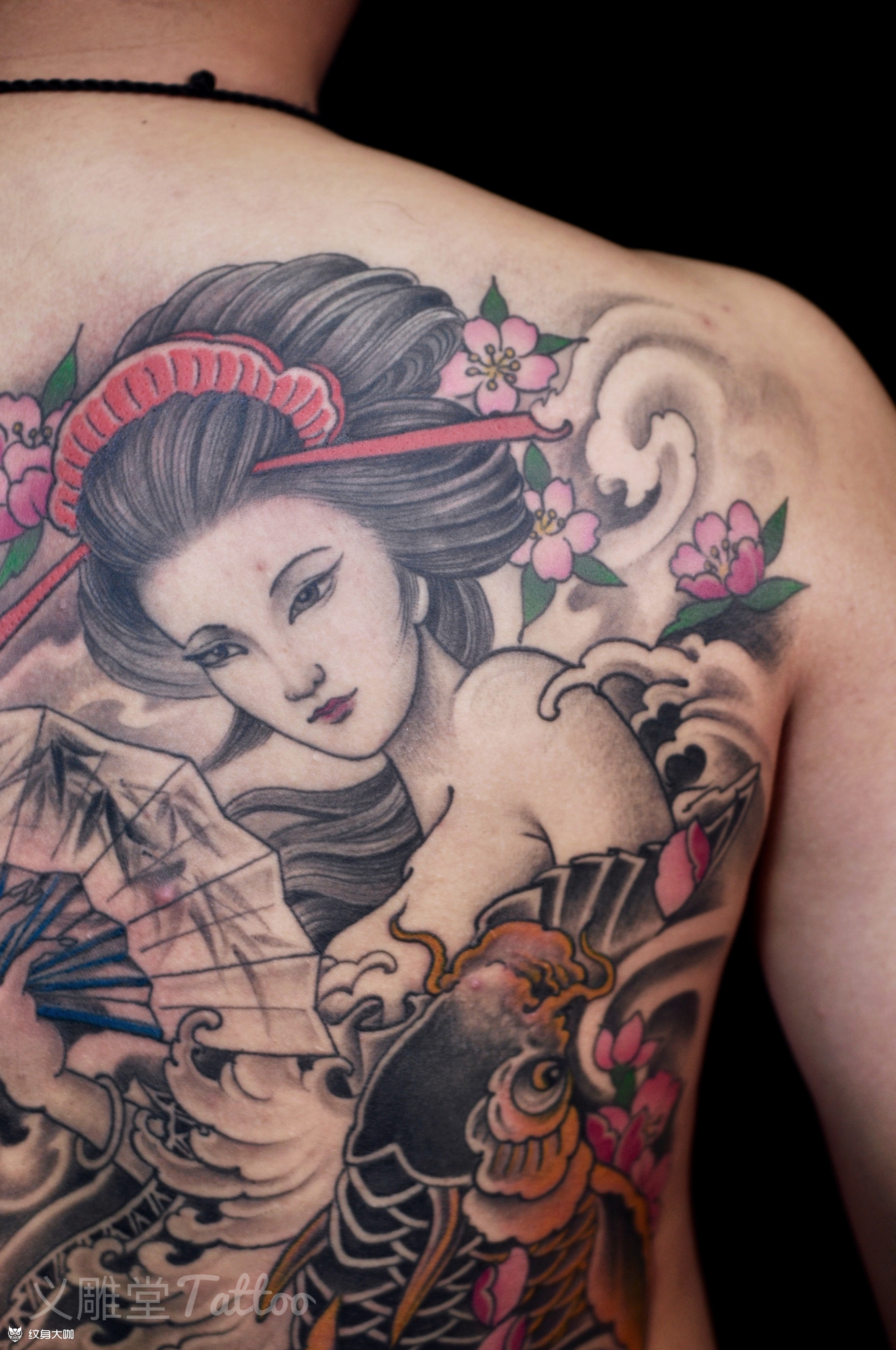后背艺伎纹身