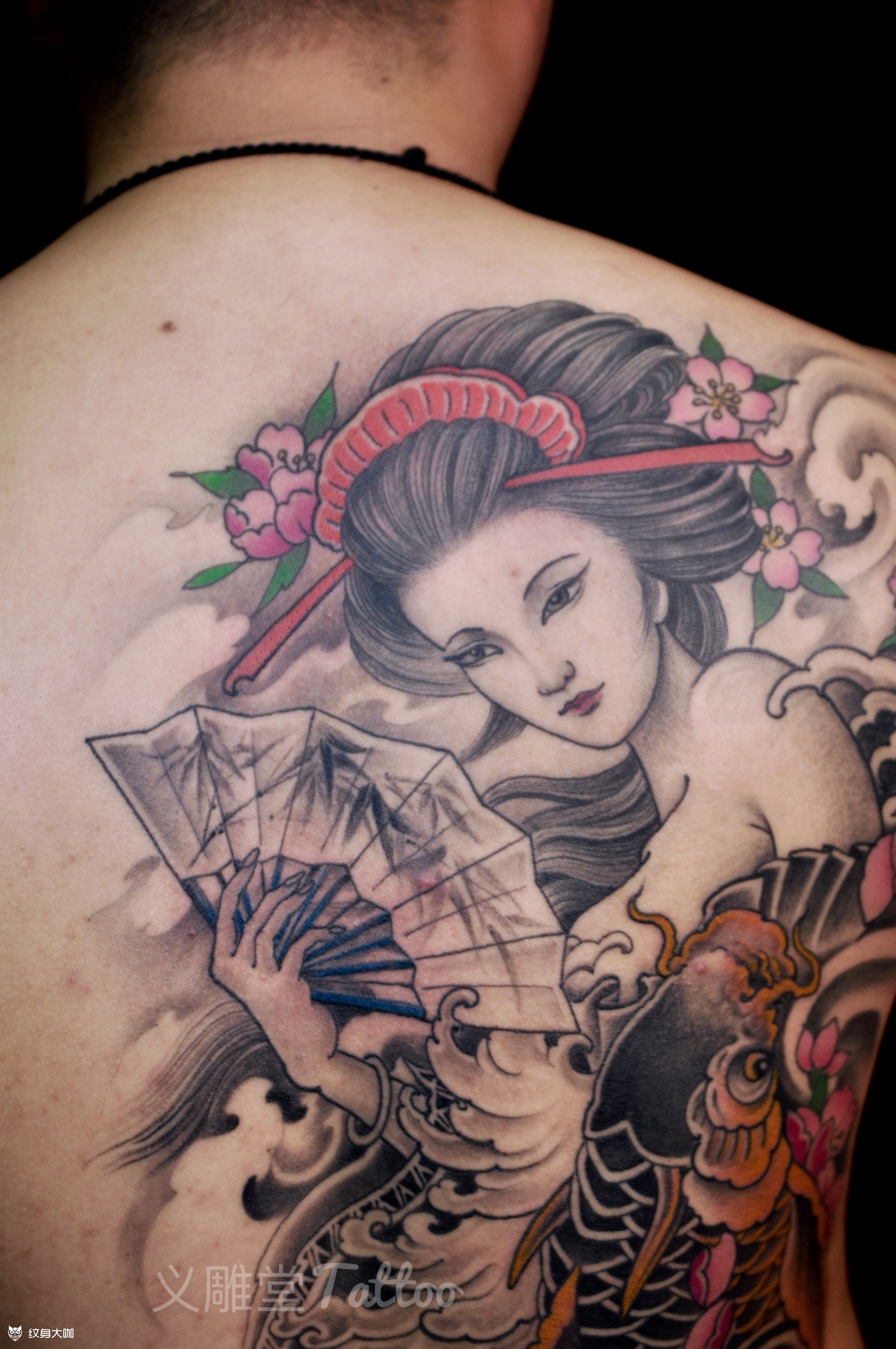 后背艺伎纹身