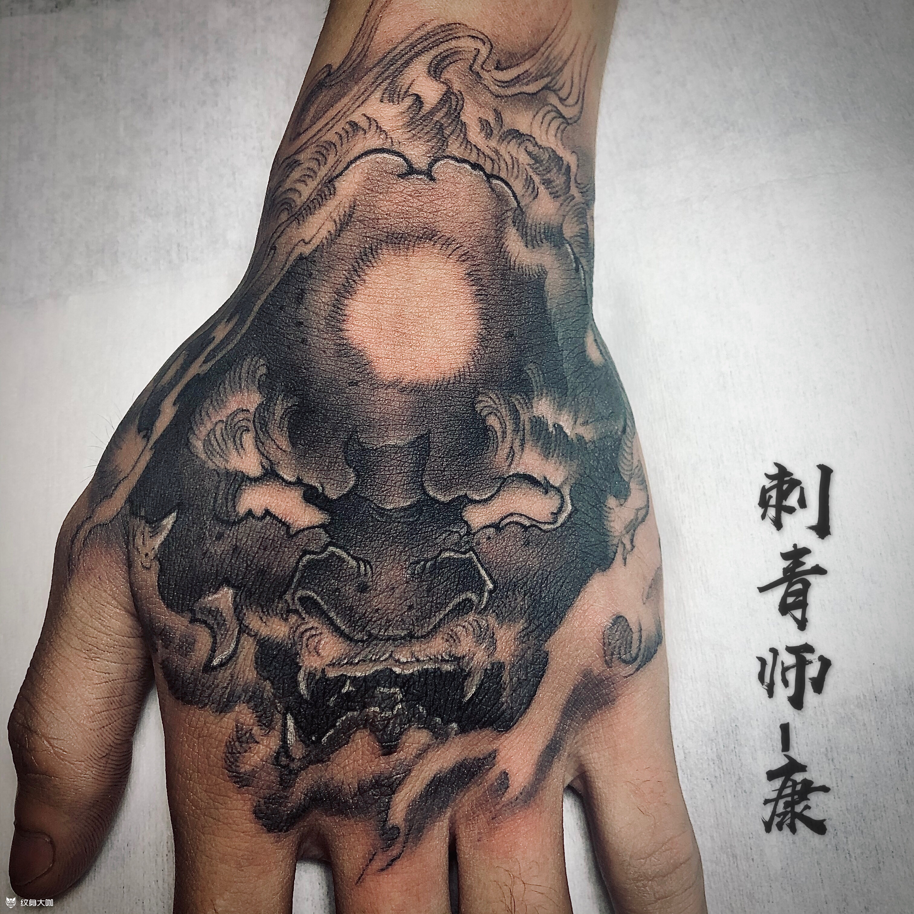 手背纹身图案男唐狮图片