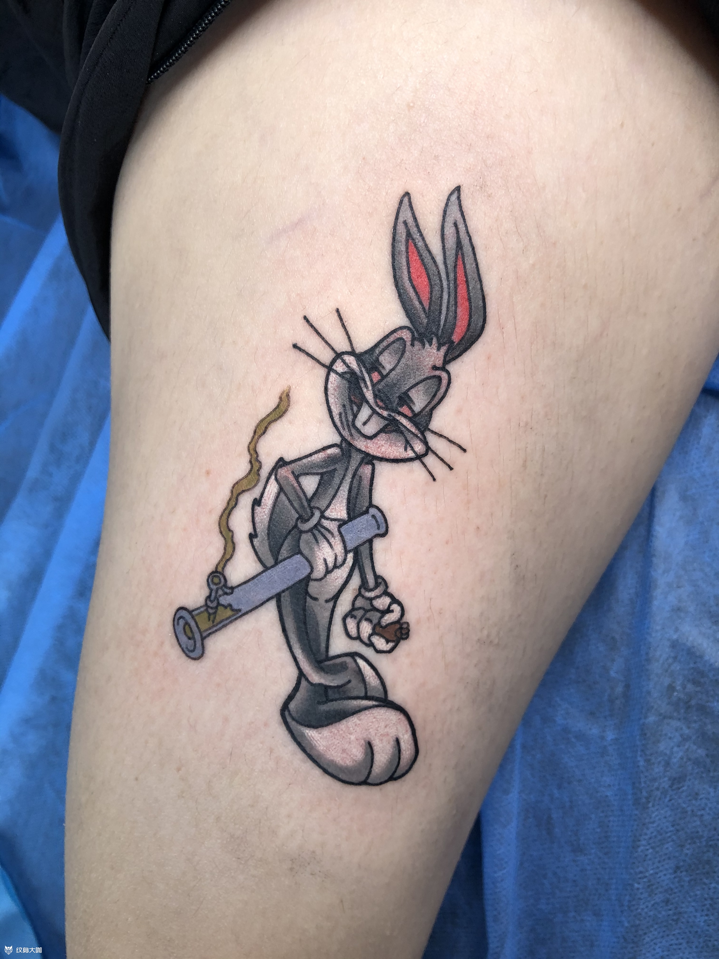 小美女的第一处纹身兔八哥