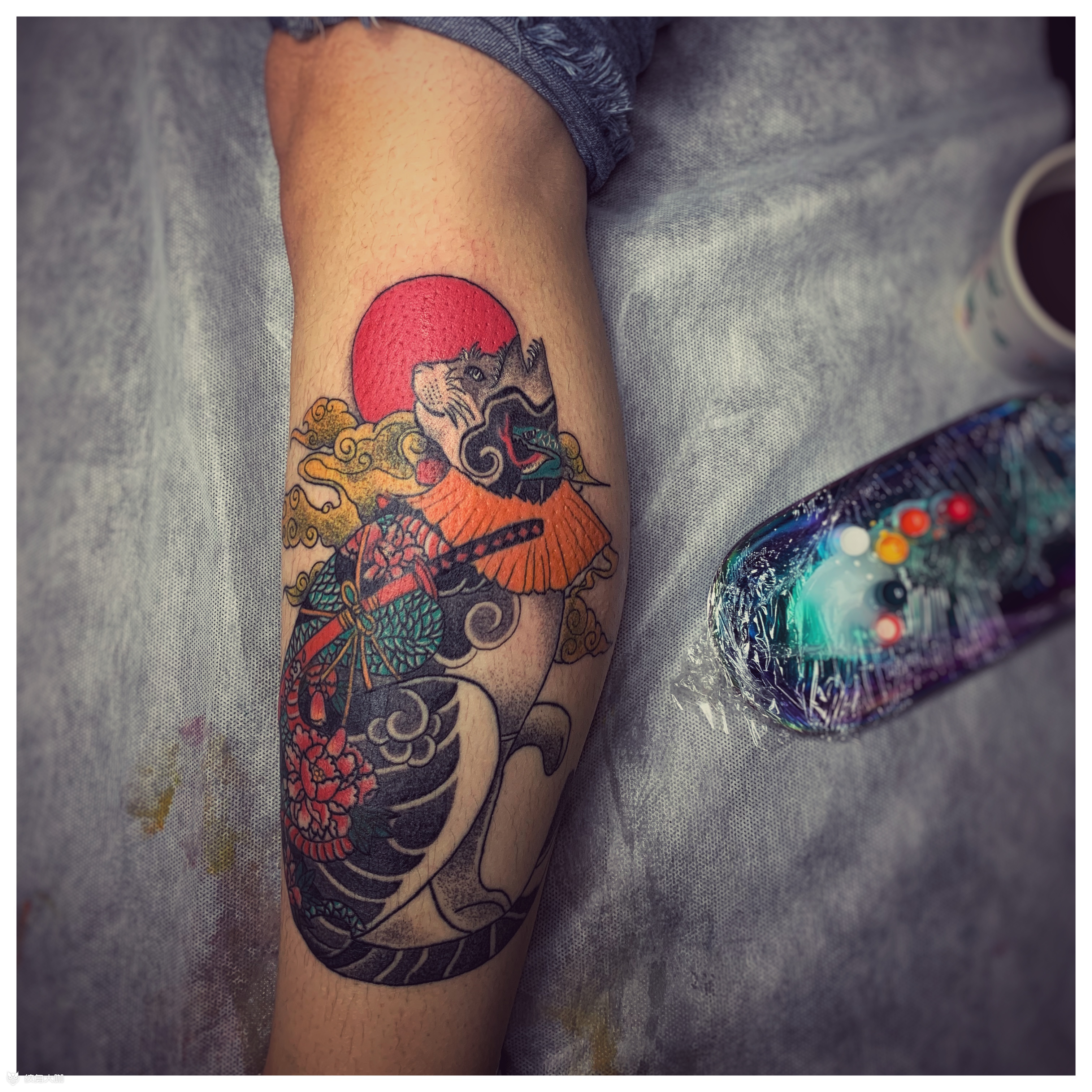 一只酷猫咪并且有纹身