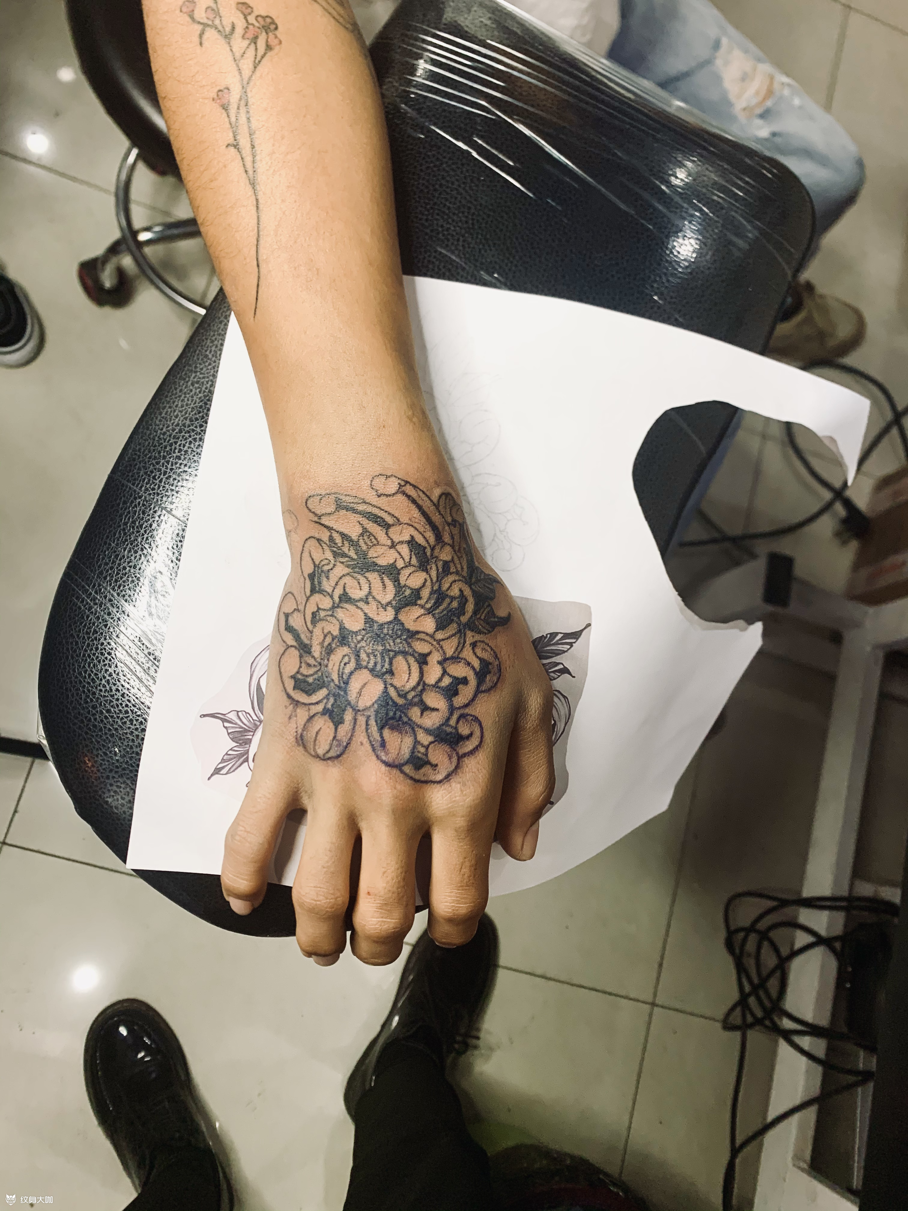 菊花手背_纹身图案手稿图片_华超的纹身作品集
