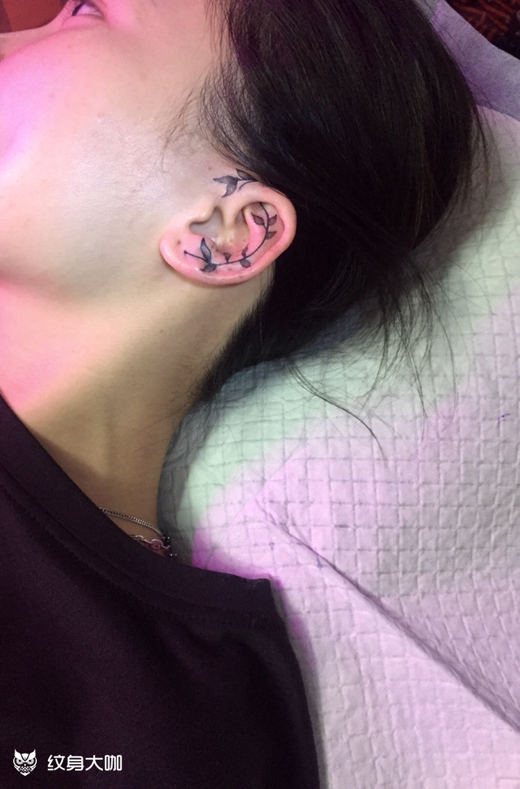 耳朵纹身修饰斑点