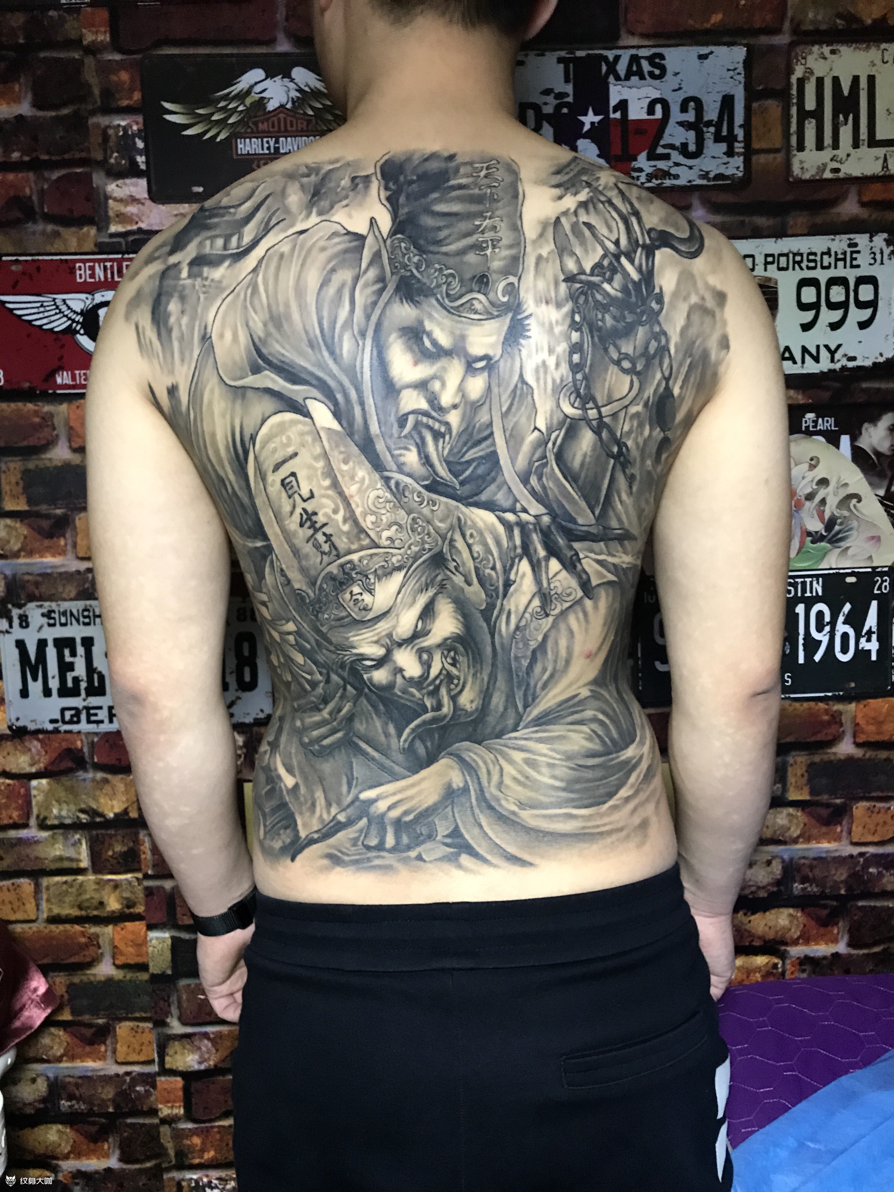 满背黑白无常_纹身图案手稿图片_名绣堂的纹身作品集