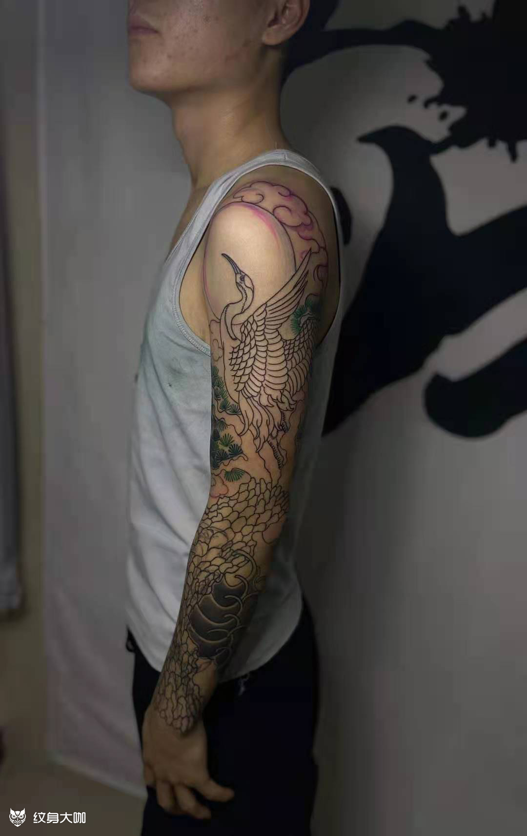 作品简介:客人小臂有个失败纹身鱼,想完整遮盖,但题材只要松树和仙鹤
