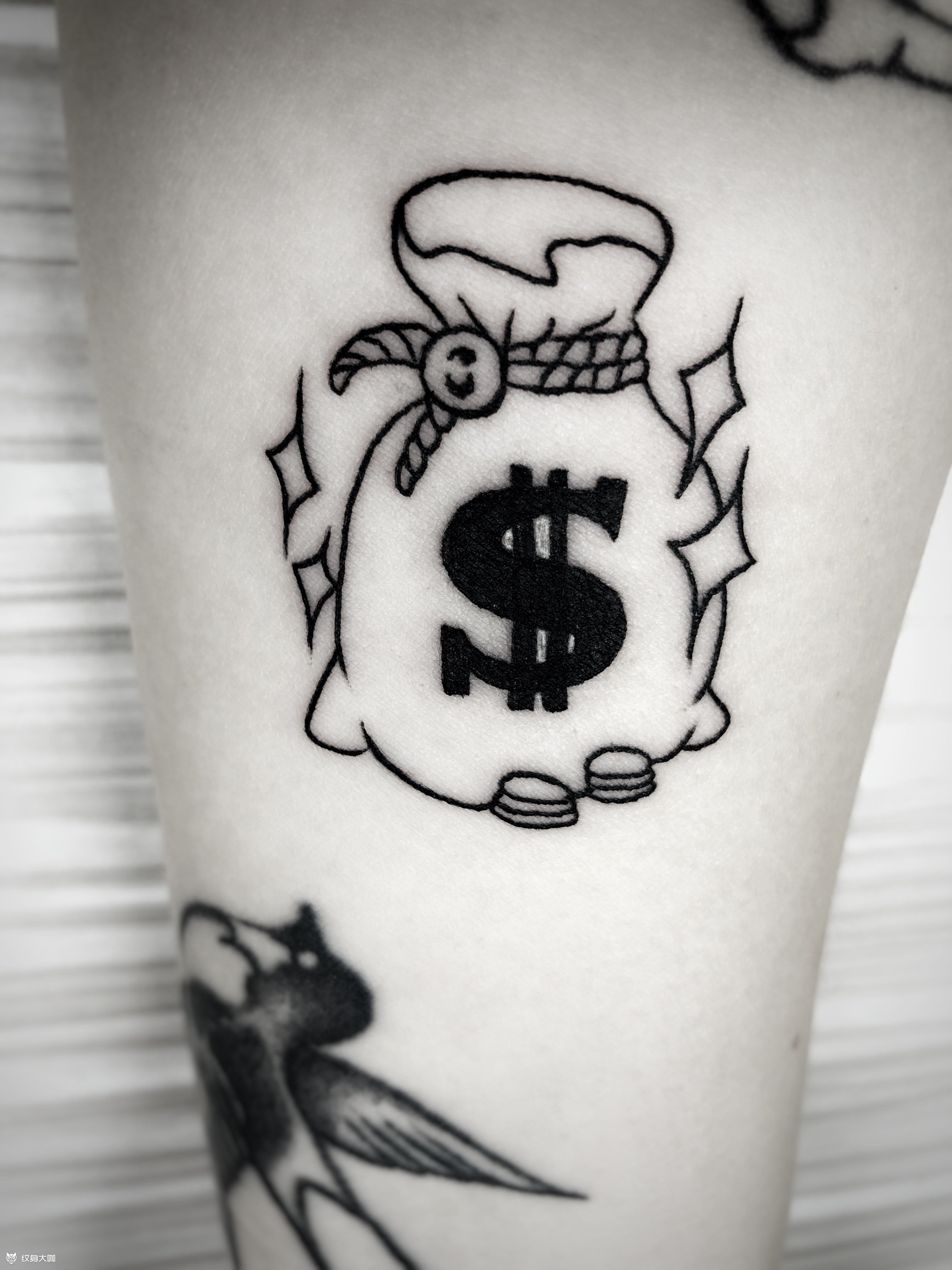 象征金钱的纹身图片