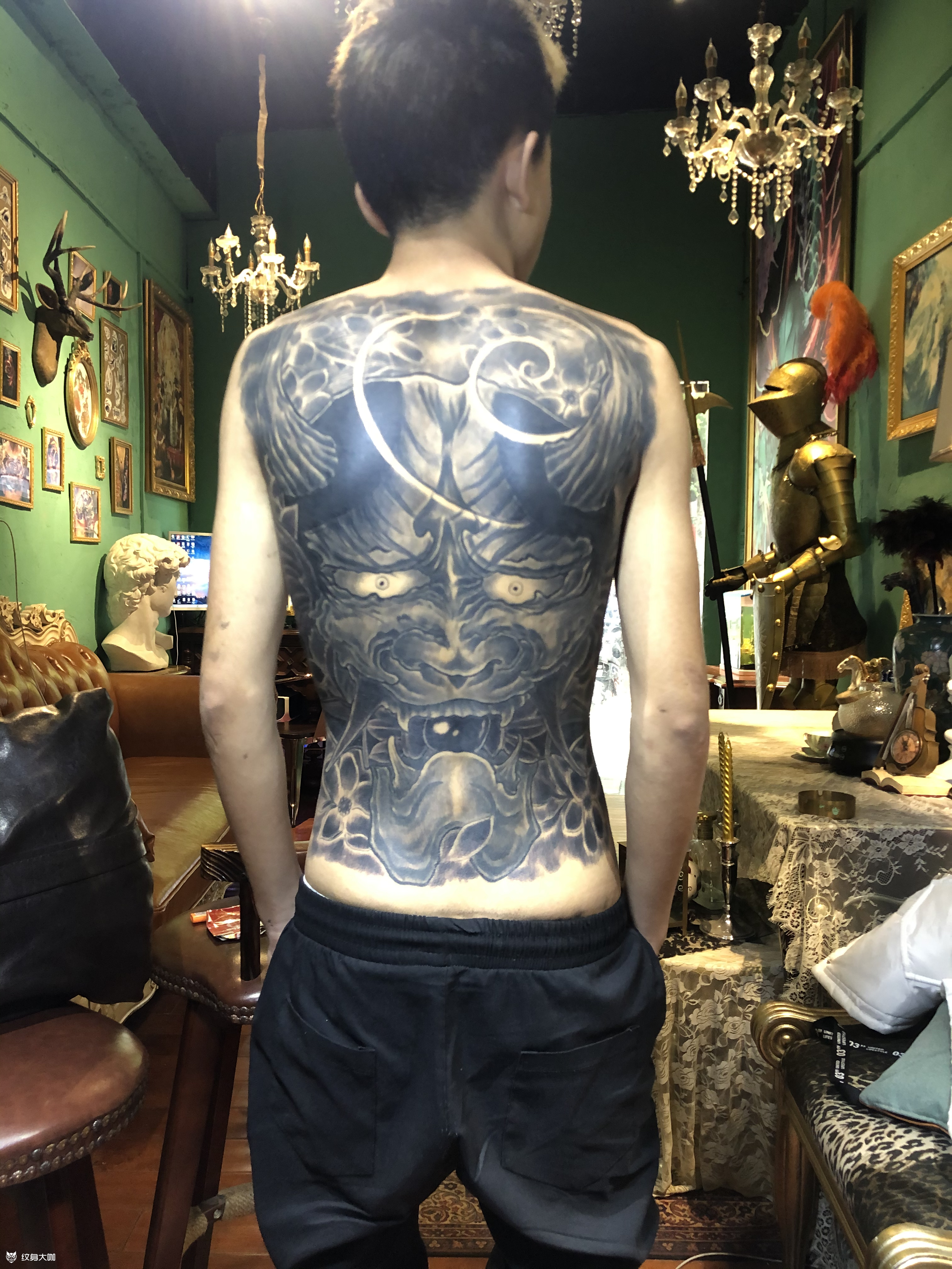 适合纹在背上的纹身男图片