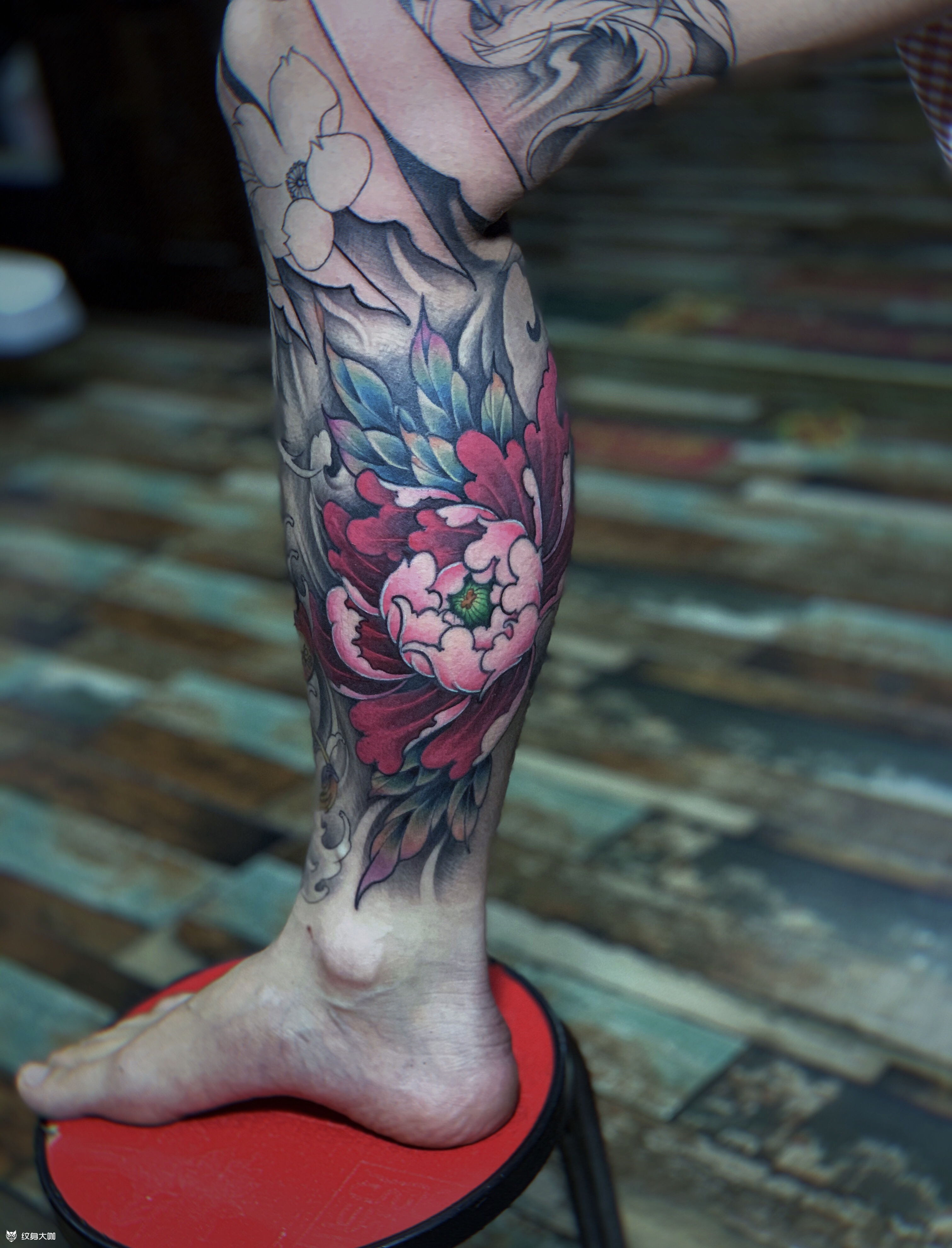 重彩牡丹花纹身包小腿_纹身图案手稿图片_御刺清 雕浪的纹身作品集