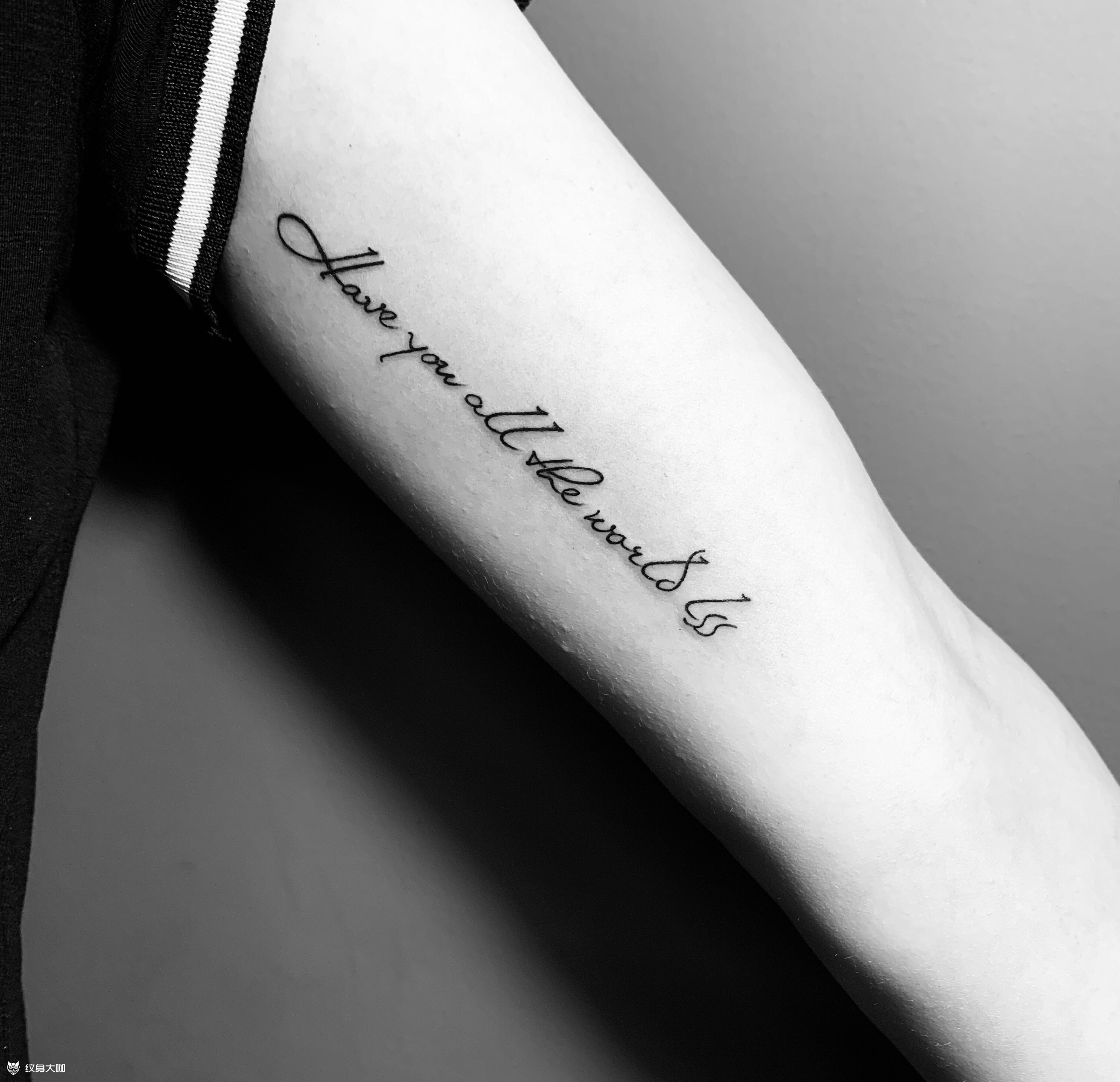 字母纹身大臂纹身