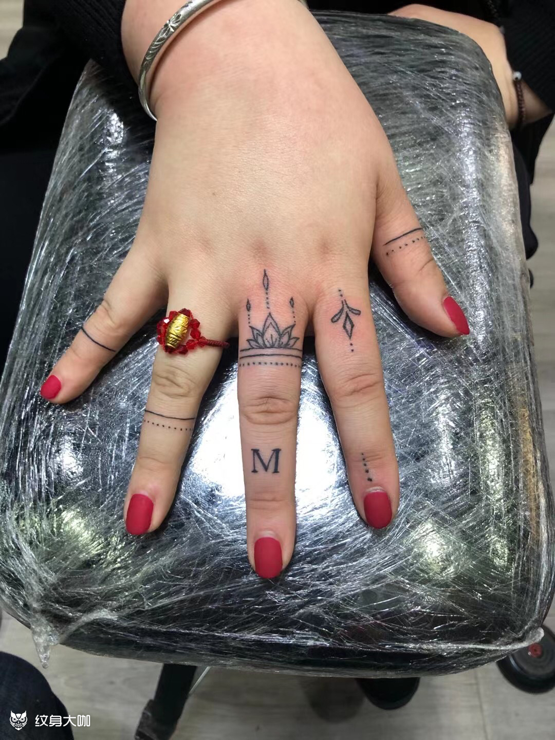 女生手指纹身图案霸气图片