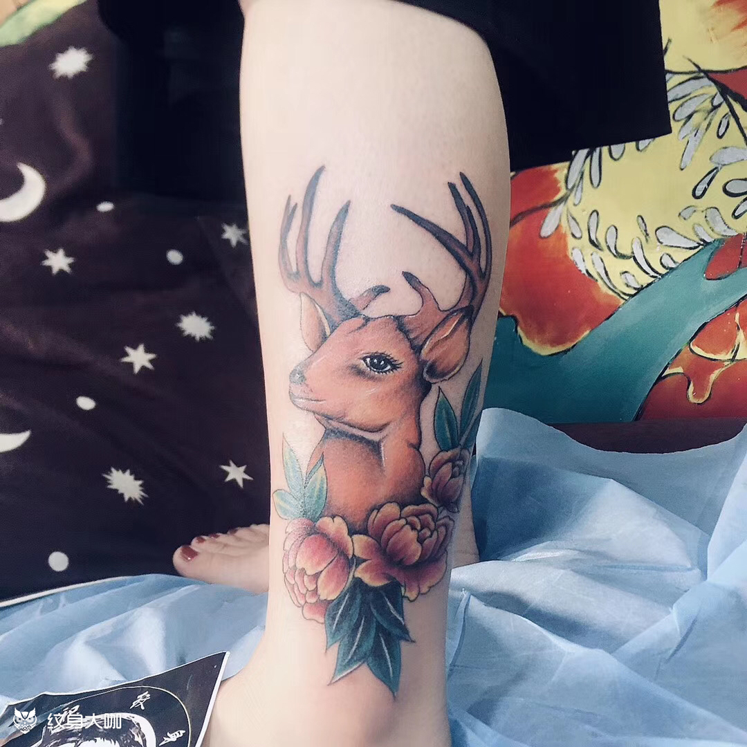女生纹身纹鹿图片
