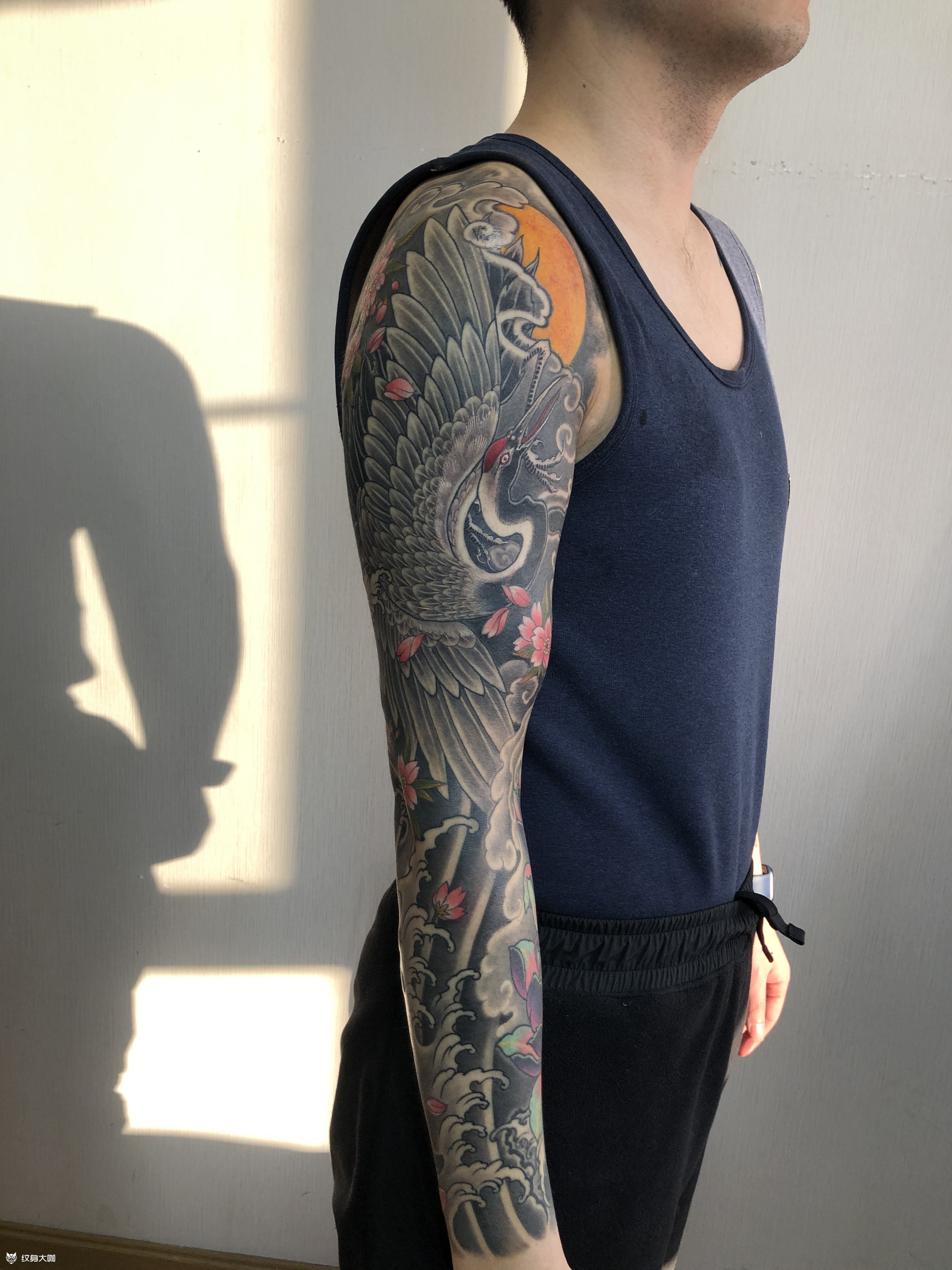 一个水彩鲸鱼还有一个莲花,然后感觉单调了又来找我给他接满做成花臂