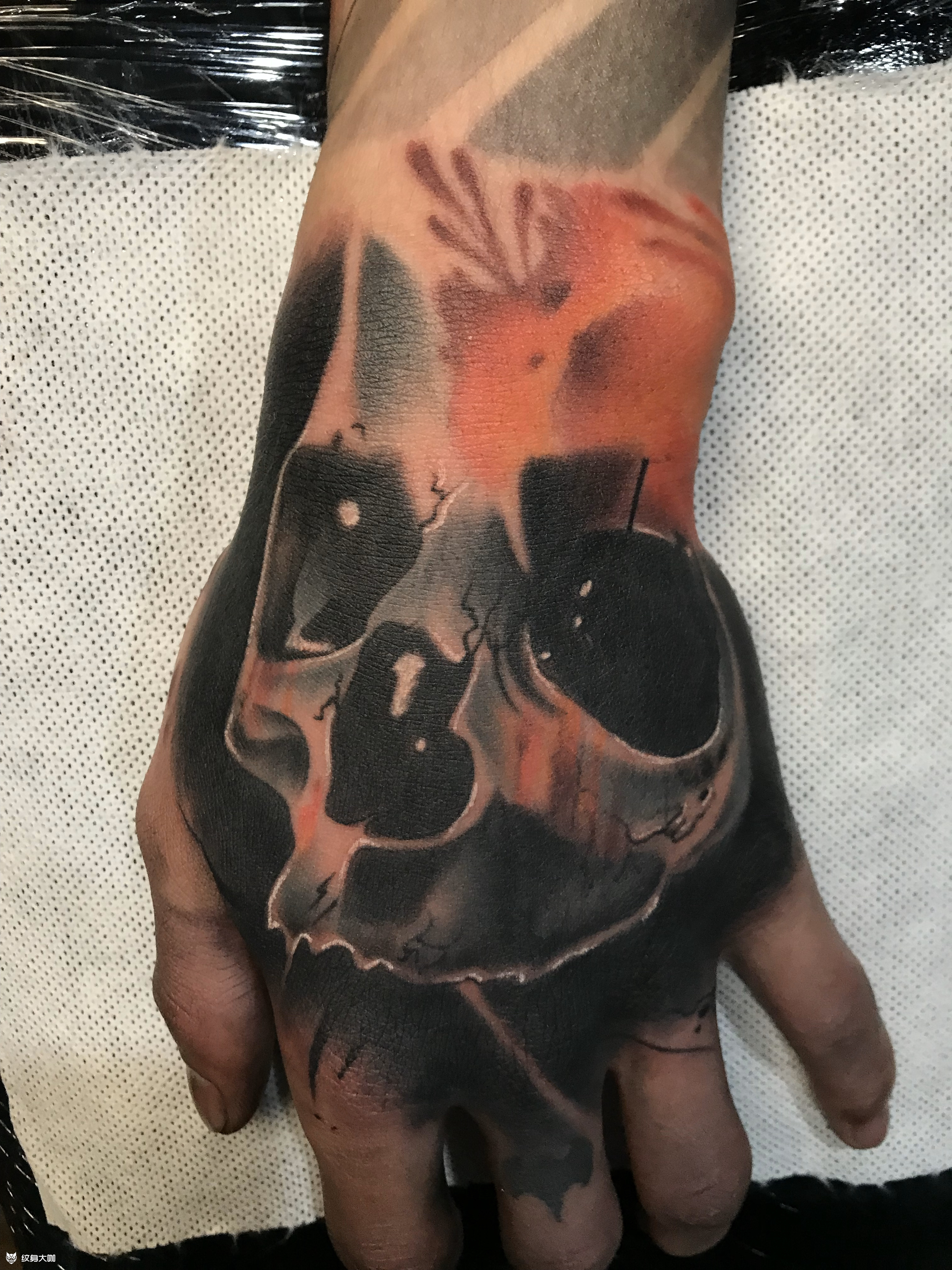 手背纹身图案男骨头图片