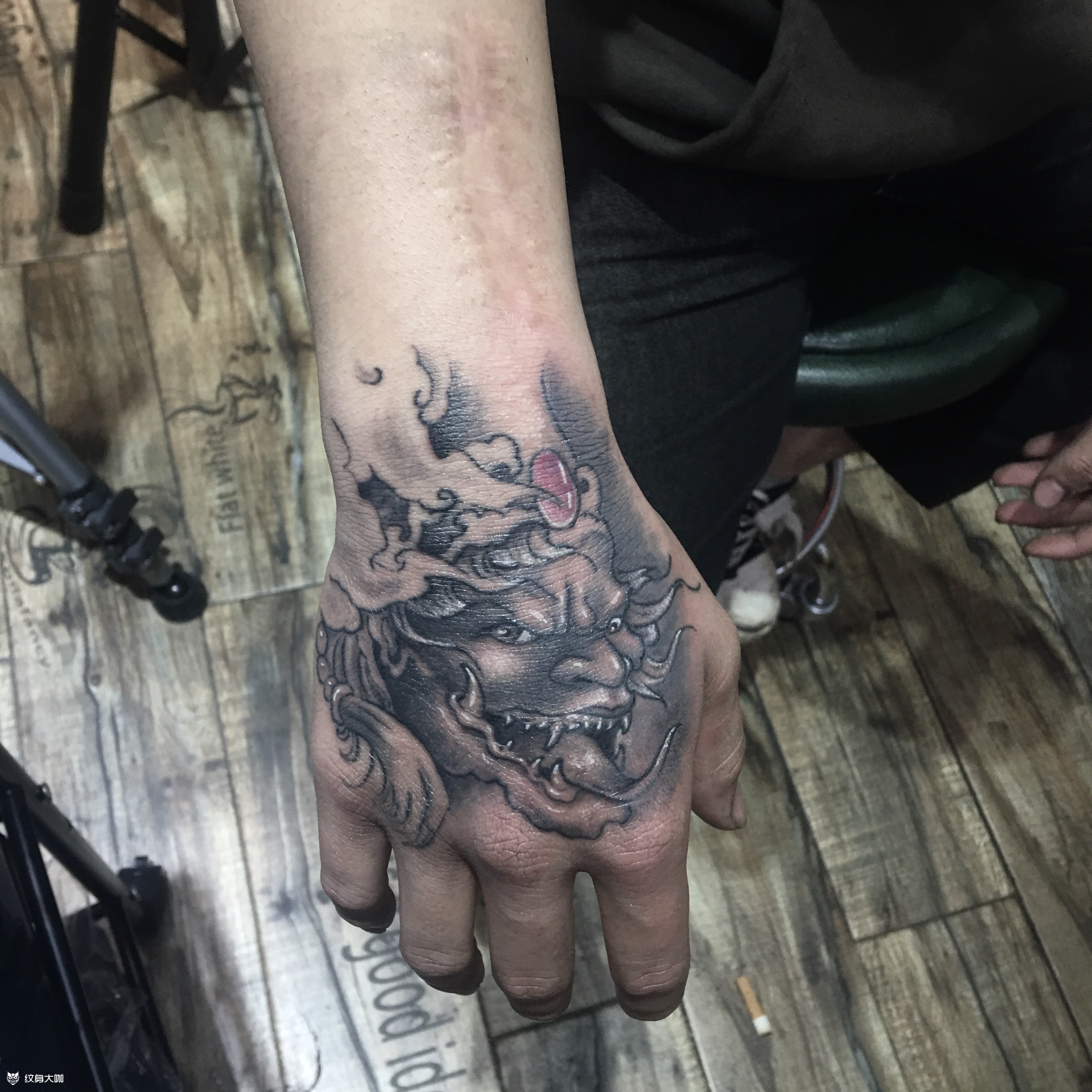 手背黑白无常_纹身图案手稿图片_刘邦的纹身作品集