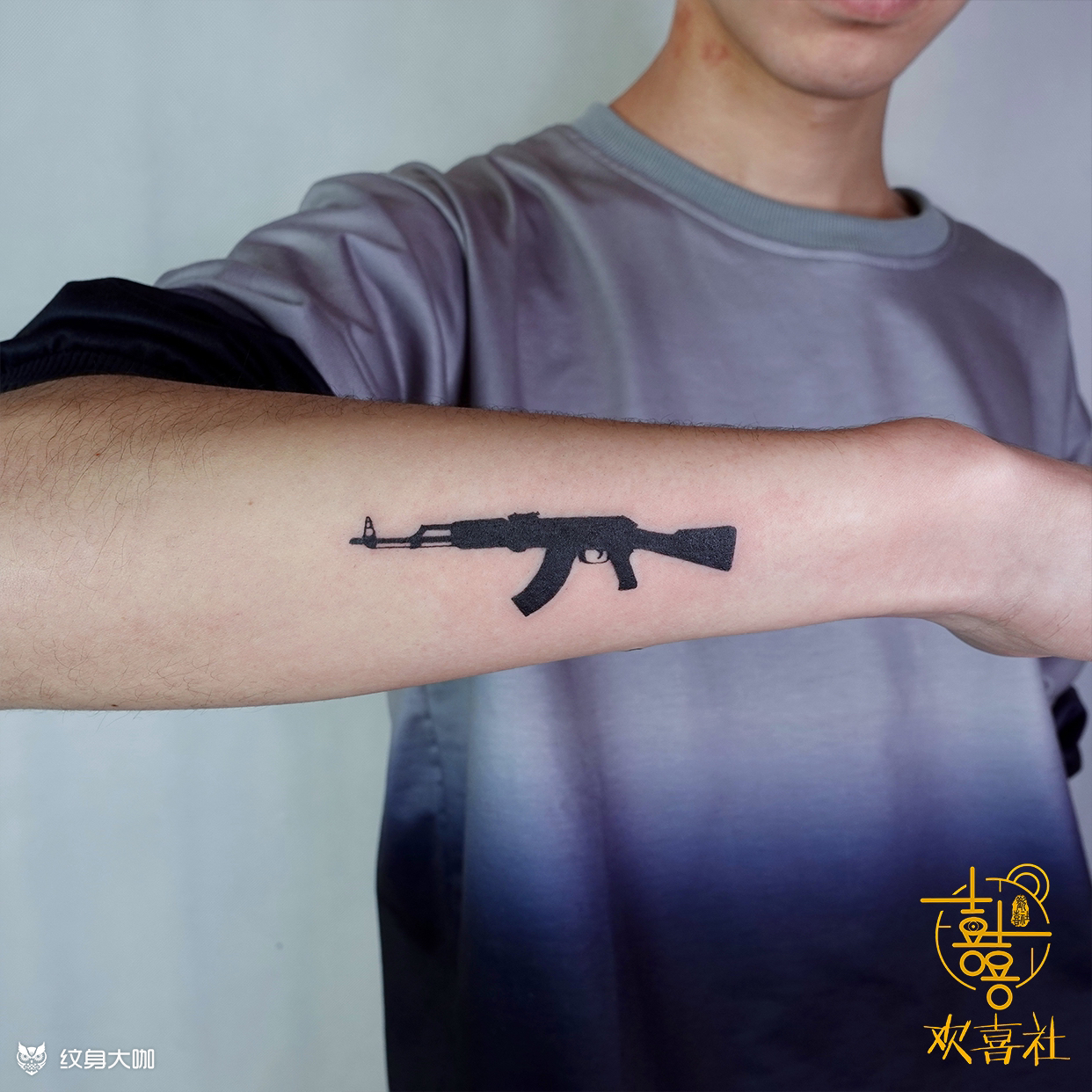 一个人纹身拿着AK图片图片