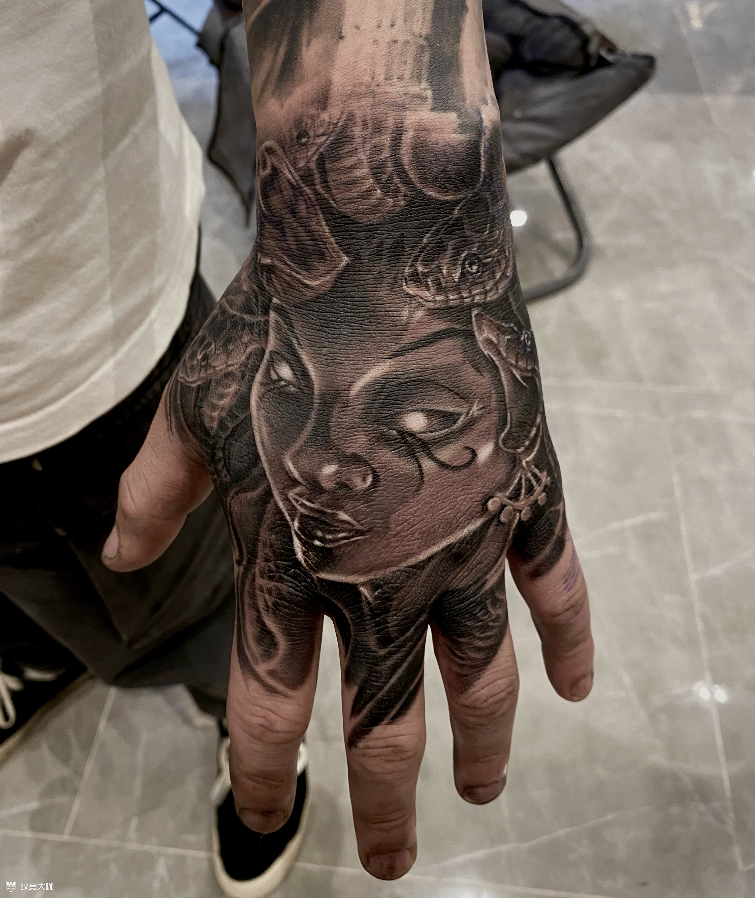 美杜莎手背_纹身图案手稿图片_鹏飞的纹身作品集