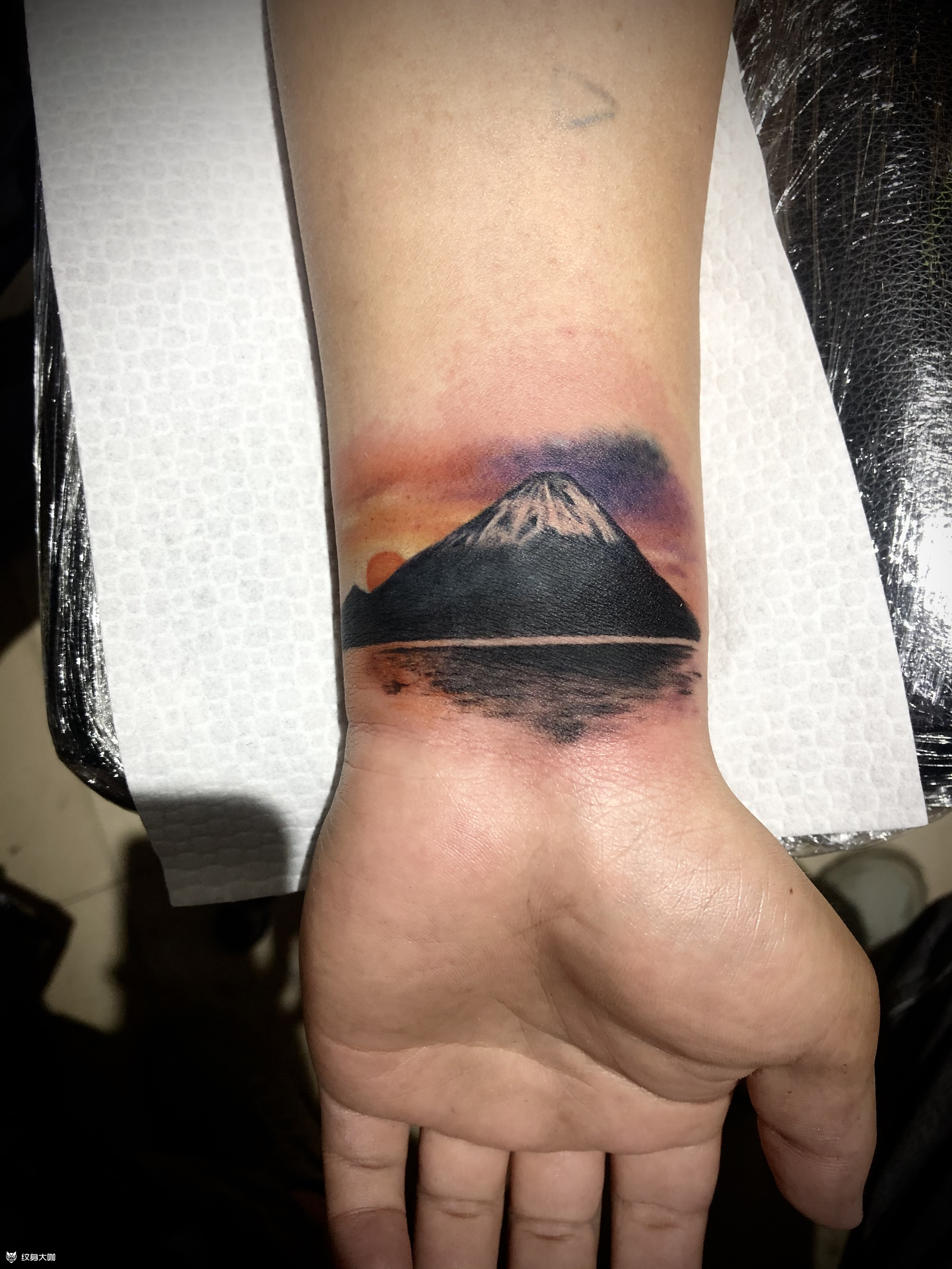 作品简介:遮盖顾客自己扎的旧纹身,主题就用富士山